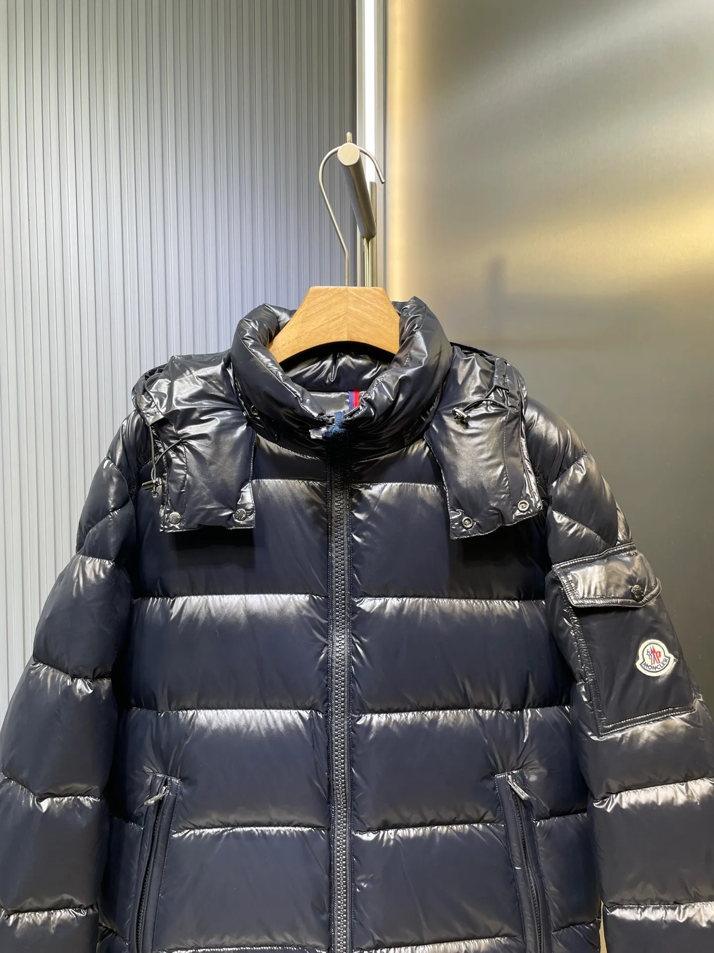 P1040 moncler premium 🌟Maya 95 velvet fabric is made of original uniform painted nylon material, which effectively blocks wind and rain and keeps the interior dry and comfortable. Comfortable and wind resistant. The inner filling is made of high-quality national standard 90 white goose down, which has light fluffiness and excellent thermal insulation performance. Quilting design, classic rectangular texture, a quilting process that can not only fix down to prevent it from running away, but is also an important decorative element. Stitching technology is very important, fine stitches can better lock the velvet. The internal washing label N is equipped with an anti-counterfeiting chip and a built-in sensor to verify the authenticity. It is detachable with buckles and can be adjusted with drawstrings at the hem and cuffs. The hardware accessories are unified to restore the original zippers, using YKK brand zippers for smoother and more durable buckles, windproof design ribs on the cuffs and hem, and adjustable drawstrings. Custom woven and dyed, no color difference from the original. Perfect restoration of ingenious craftsmanship, complete three standards, customized accessories size: 012345