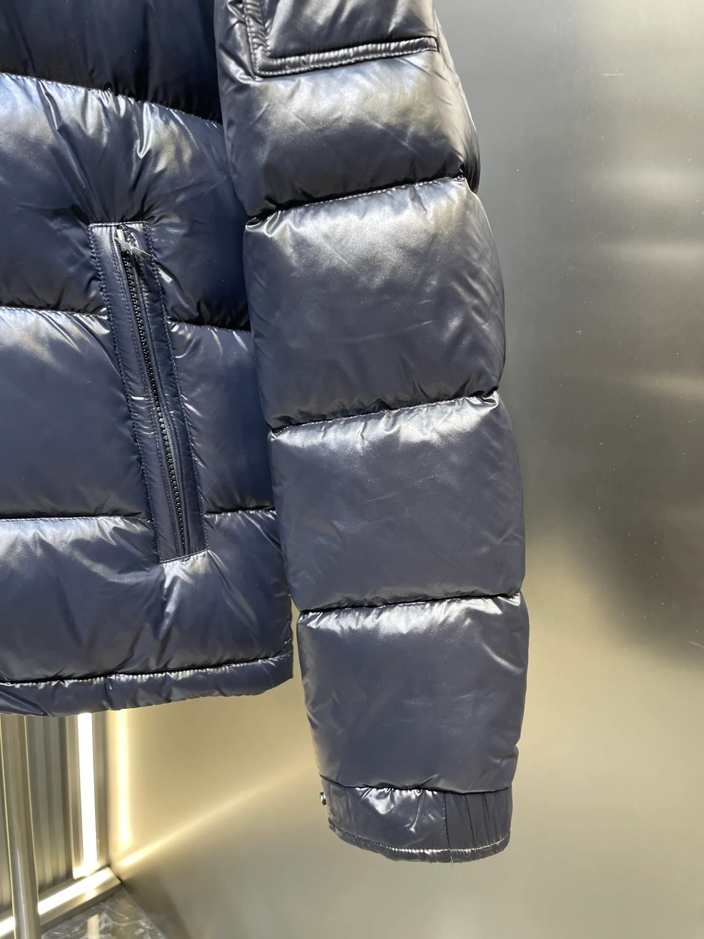 P1040 moncler premium 🌟Maya 95 velvet fabric is made of original uniform painted nylon material, which effectively blocks wind and rain and keeps the interior dry and comfortable. Comfortable and wind resistant. The inner filling is made of high-quality national standard 90 white goose down, which has light fluffiness and excellent thermal insulation performance. Quilting design, classic rectangular texture, a quilting process that can not only fix down to prevent it from running away, but is also an important decorative element. Stitching technology is very important, fine stitches can better lock the velvet. The internal washing label N is equipped with an anti-counterfeiting chip and a built-in sensor to verify the authenticity. It is detachable with buckles and can be adjusted with drawstrings at the hem and cuffs. The hardware accessories are unified to restore the original zippers, using YKK brand zippers for smoother and more durable buckles, windproof design ribs on the cuffs and hem, and adjustable drawstrings. Custom woven and dyed, no color difference from the original. Perfect restoration of ingenious craftsmanship, complete three standards, customized accessories size: 012345