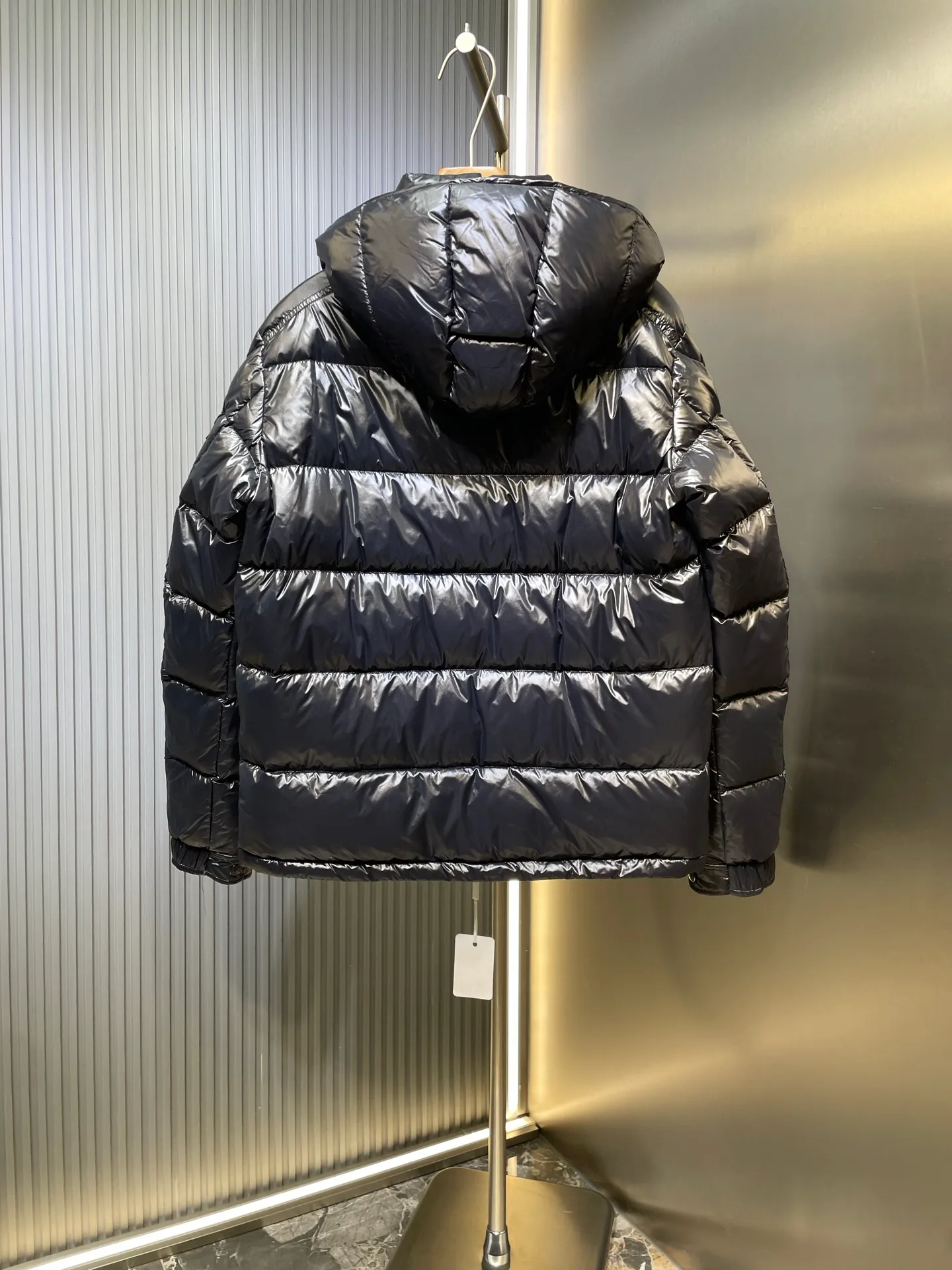 P1040 moncler premium 🌟Maya 95 velvet fabric is made of original uniform painted nylon material, which effectively blocks wind and rain and keeps the interior dry and comfortable. Comfortable and wind resistant. The inner filling is made of high-quality national standard 90 white goose down, which has light fluffiness and excellent thermal insulation performance. Quilting design, classic rectangular texture, a quilting process that can not only fix down to prevent it from running away, but is also an important decorative element. Stitching technology is very important, fine stitches can better lock the velvet. The internal washing label N is equipped with an anti-counterfeiting chip and a built-in sensor to verify the authenticity. It is detachable with buckles and can be adjusted with drawstrings at the hem and cuffs. The hardware accessories are unified to restore the original zippers, using YKK brand zippers for smoother and more durable buckles, windproof design ribs on the cuffs and hem, and adjustable drawstrings. Custom woven and dyed, no color difference from the original. Perfect restoration of ingenious craftsmanship, complete three standards, customized accessories size: 012345