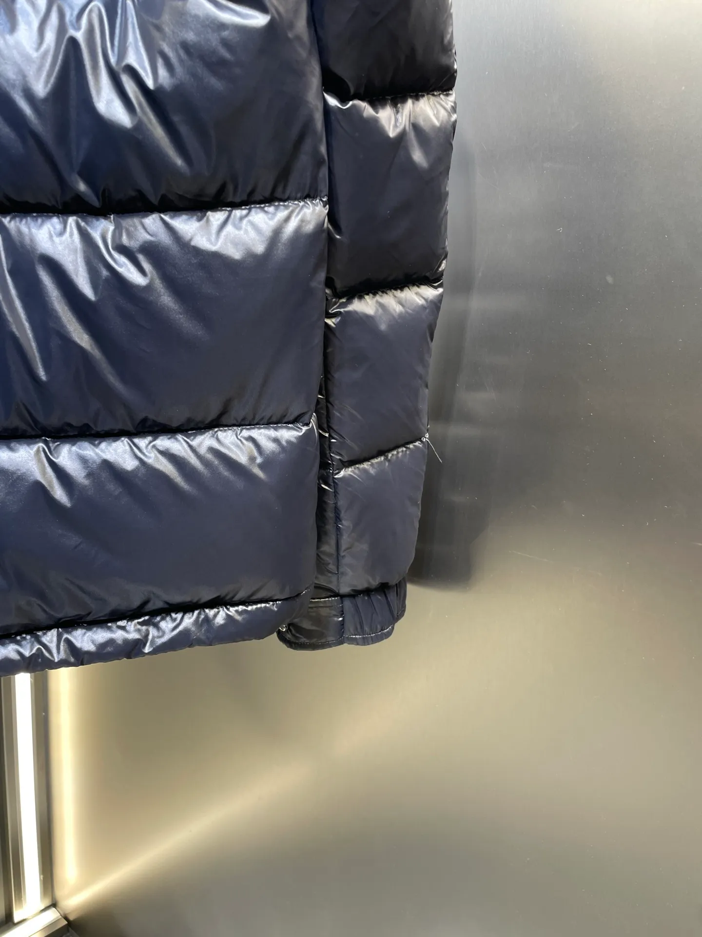 P1040 moncler premium 🌟Maya 95 velvet fabric is made of original uniform painted nylon material, which effectively blocks wind and rain and keeps the interior dry and comfortable. Comfortable and wind resistant. The inner filling is made of high-quality national standard 90 white goose down, which has light fluffiness and excellent thermal insulation performance. Quilting design, classic rectangular texture, a quilting process that can not only fix down to prevent it from running away, but is also an important decorative element. Stitching technology is very important, fine stitches can better lock the velvet. The internal washing label N is equipped with an anti-counterfeiting chip and a built-in sensor to verify the authenticity. It is detachable with buckles and can be adjusted with drawstrings at the hem and cuffs. The hardware accessories are unified to restore the original zippers, using YKK brand zippers for smoother and more durable buckles, windproof design ribs on the cuffs and hem, and adjustable drawstrings. Custom woven and dyed, no color difference from the original. Perfect restoration of ingenious craftsmanship, complete three standards, customized accessories size: 012345
