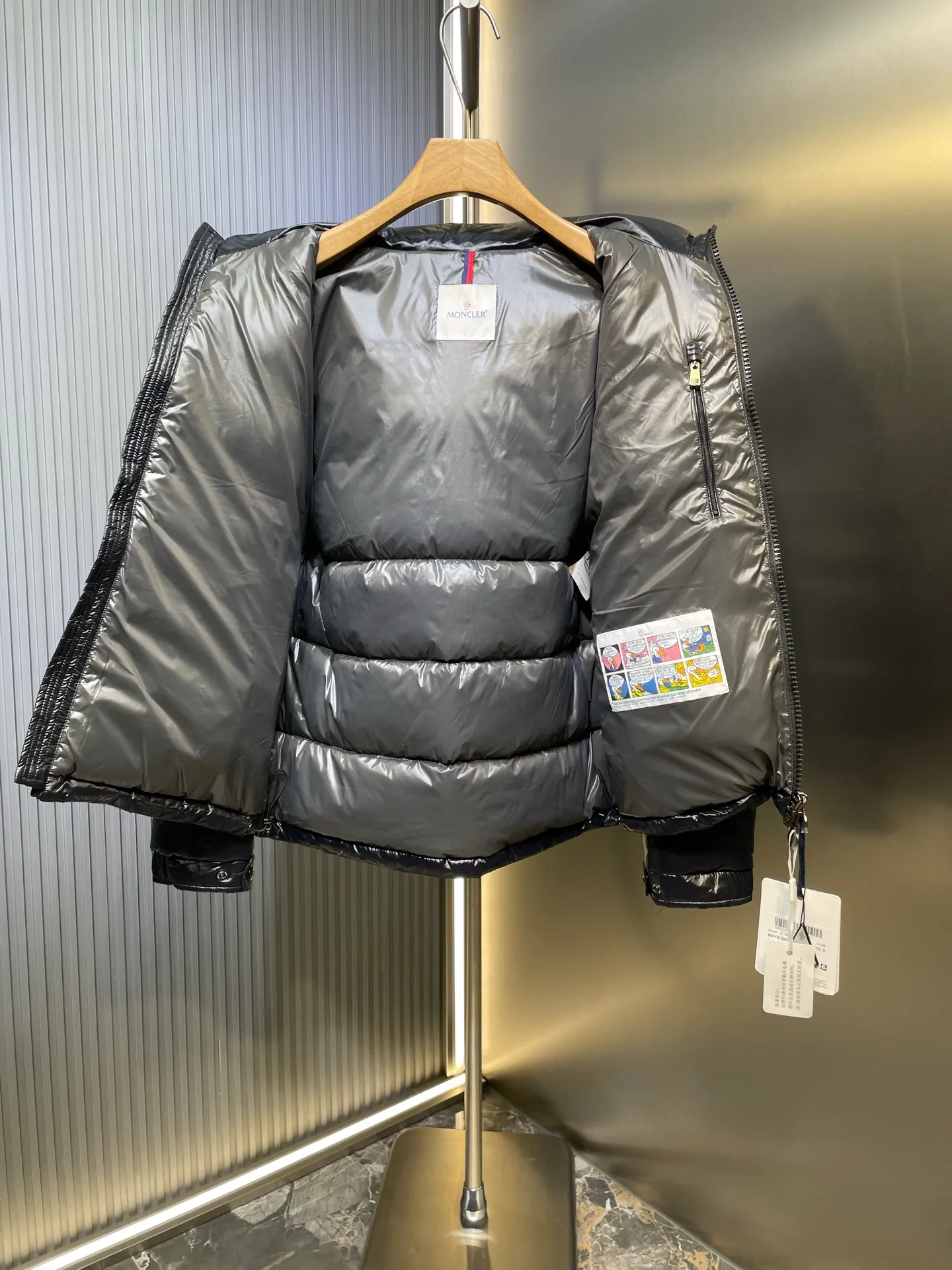 P1040 moncler premium 🌟Maya 95 velvet fabric is made of original uniform painted nylon material, which effectively blocks wind and rain and keeps the interior dry and comfortable. Comfortable and wind resistant. The inner filling is made of high-quality national standard 90 white goose down, which has light fluffiness and excellent thermal insulation performance. Quilting design, classic rectangular texture, a quilting process that can not only fix down to prevent it from running away, but is also an important decorative element. Stitching technology is very important, fine stitches can better lock the velvet. The internal washing label N is equipped with an anti-counterfeiting chip and a built-in sensor to verify the authenticity. It is detachable with buckles and can be adjusted with drawstrings at the hem and cuffs. The hardware accessories are unified to restore the original zippers, using YKK brand zippers for smoother and more durable buckles, windproof design ribs on the cuffs and hem, and adjustable drawstrings. Custom woven and dyed, no color difference from the original. Perfect restoration of ingenious craftsmanship, complete three standards, customized accessories size: 012345