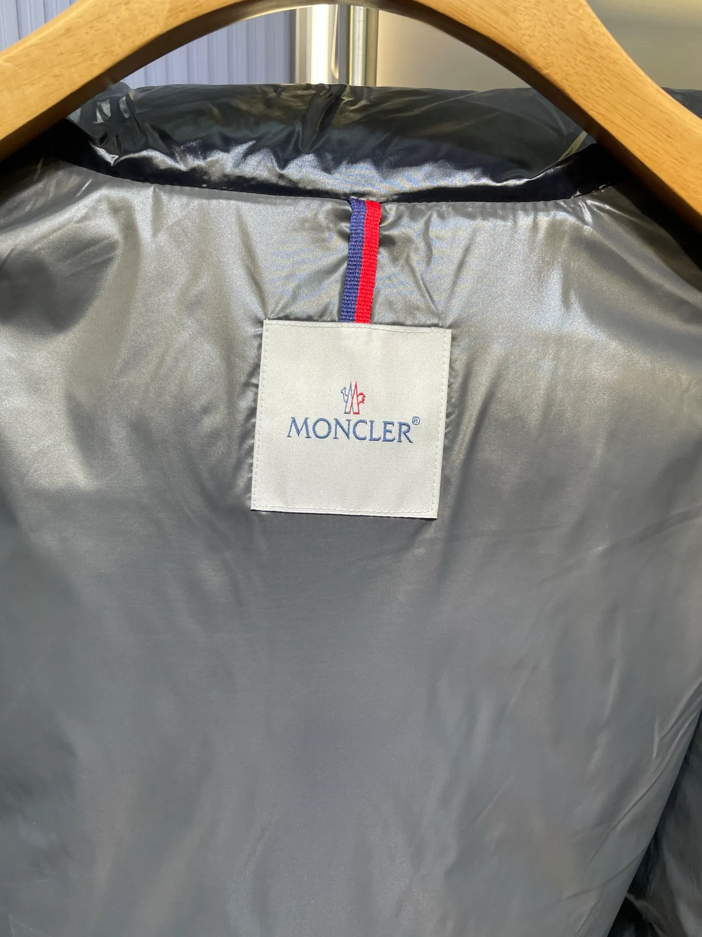 P1040 moncler premium 🌟Maya 95 velvet fabric is made of original uniform painted nylon material, which effectively blocks wind and rain and keeps the interior dry and comfortable. Comfortable and wind resistant. The inner filling is made of high-quality national standard 90 white goose down, which has light fluffiness and excellent thermal insulation performance. Quilting design, classic rectangular texture, a quilting process that can not only fix down to prevent it from running away, but is also an important decorative element. Stitching technology is very important, fine stitches can better lock the velvet. The internal washing label N is equipped with an anti-counterfeiting chip and a built-in sensor to verify the authenticity. It is detachable with buckles and can be adjusted with drawstrings at the hem and cuffs. The hardware accessories are unified to restore the original zippers, using YKK brand zippers for smoother and more durable buckles, windproof design ribs on the cuffs and hem, and adjustable drawstrings. Custom woven and dyed, no color difference from the original. Perfect restoration of ingenious craftsmanship, complete three standards, customized accessories size: 012345