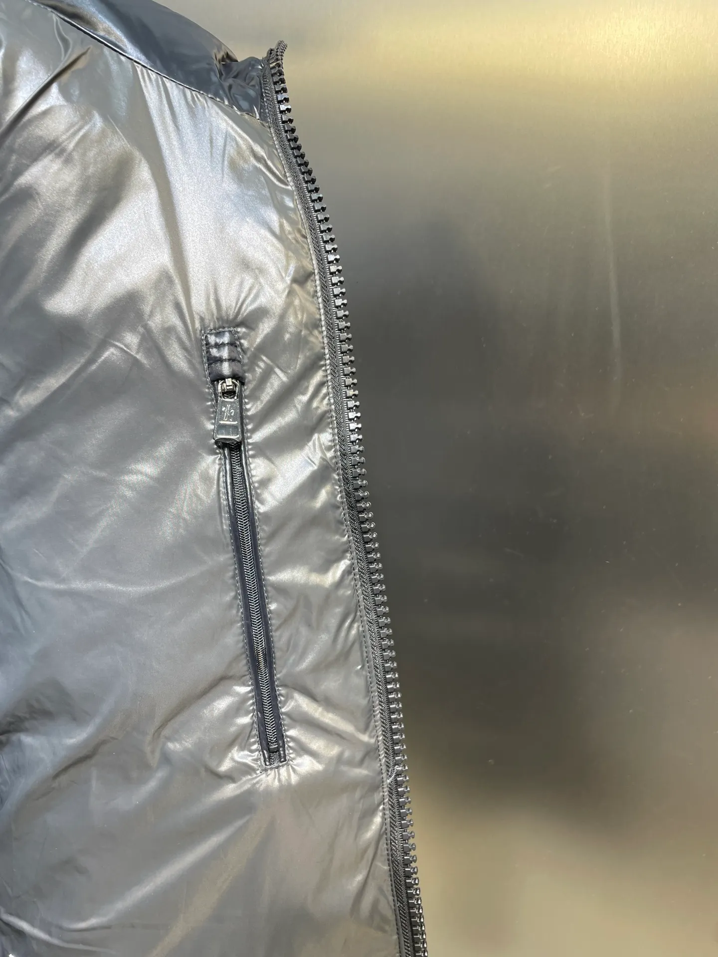 P1040 moncler premium 🌟Maya 95 velvet fabric is made of original uniform painted nylon material, which effectively blocks wind and rain and keeps the interior dry and comfortable. Comfortable and wind resistant. The inner filling is made of high-quality national standard 90 white goose down, which has light fluffiness and excellent thermal insulation performance. Quilting design, classic rectangular texture, a quilting process that can not only fix down to prevent it from running away, but is also an important decorative element. Stitching technology is very important, fine stitches can better lock the velvet. The internal washing label N is equipped with an anti-counterfeiting chip and a built-in sensor to verify the authenticity. It is detachable with buckles and can be adjusted with drawstrings at the hem and cuffs. The hardware accessories are unified to restore the original zippers, using YKK brand zippers for smoother and more durable buckles, windproof design ribs on the cuffs and hem, and adjustable drawstrings. Custom woven and dyed, no color difference from the original. Perfect restoration of ingenious craftsmanship, complete three standards, customized accessories size: 012345