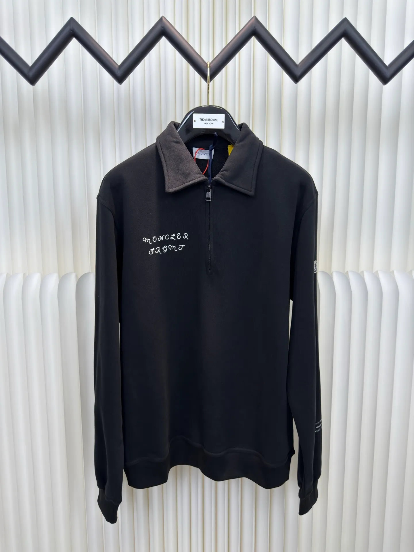 P390 Moncler The prints on the sleeves are another lively scene. The Moncler logo is on the side, with a half-chain closure, exuding a sense of luxury from the inside out.  Using glue printing, Moncler x FRGMT undergoes three film screen modifications, uses glue liquid paint to print patterns on the fabric, and bakes the fabric to fix the printed pattern. Size: s m l xl