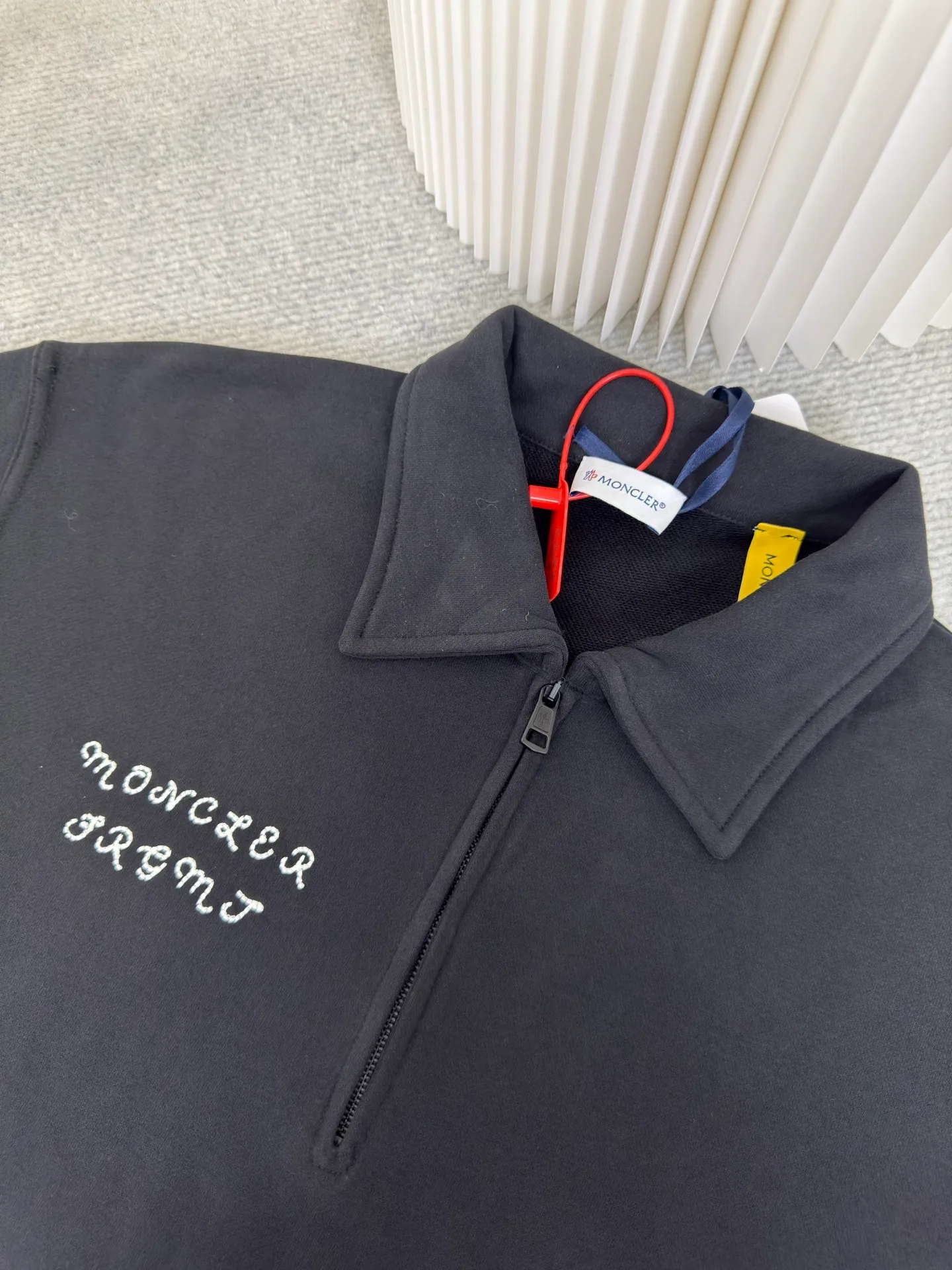 P390 Moncler The prints on the sleeves are another lively scene. The Moncler logo is on the side, with a half-chain closure, exuding a sense of luxury from the inside out.  Using glue printing, Moncler x FRGMT undergoes three film screen modifications, uses glue liquid paint to print patterns on the fabric, and bakes the fabric to fix the printed pattern. Size: s m l xl