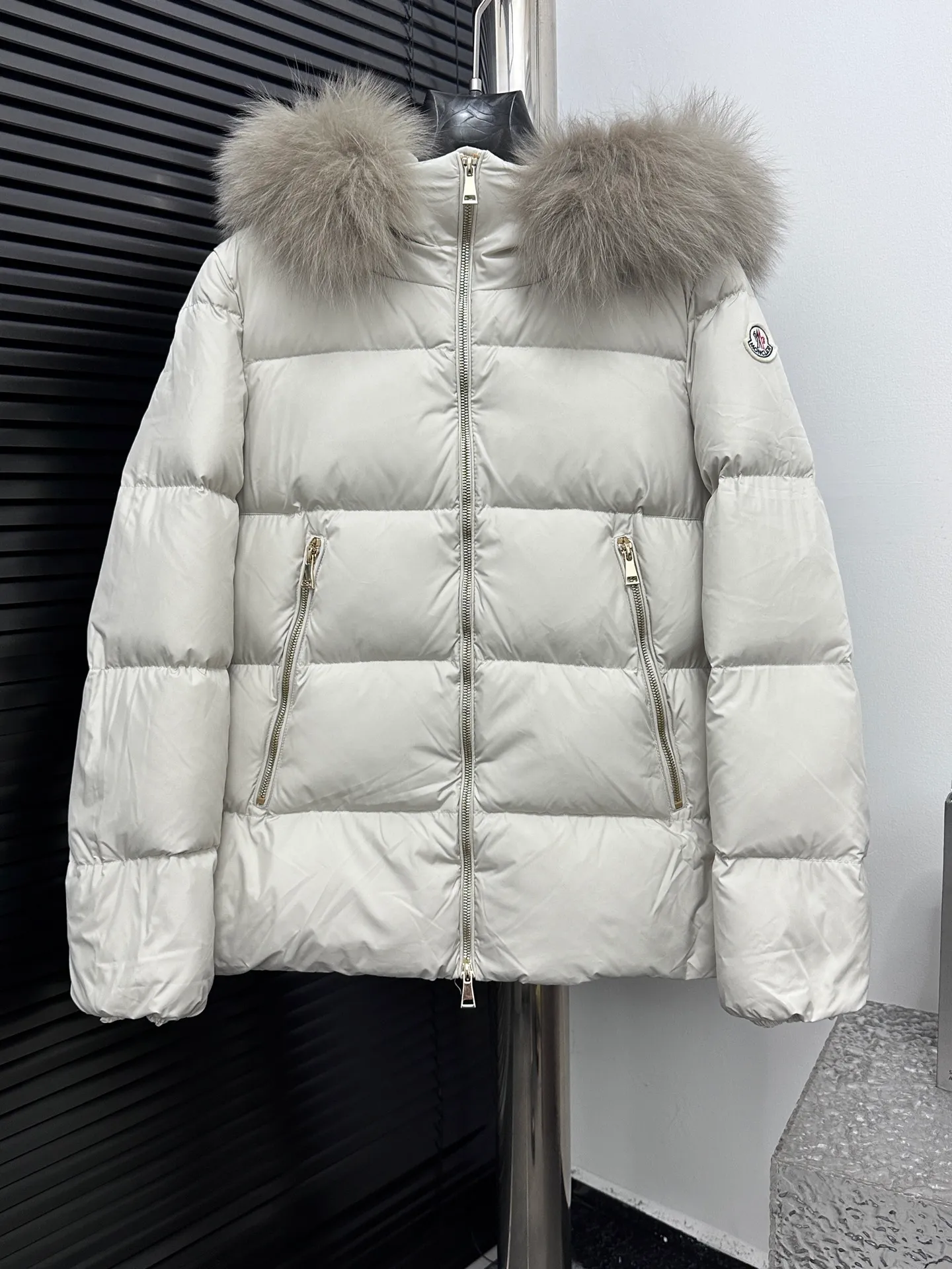￼ P1060 [moncler] Meng Mouth 25s autumn and winter new arrival classic doll version hooded fur collar down jacket. Original customized oversized raccoon fur collar. Memory silk fabric texture is awesome. Age-reducing girl style. A-line version casual and age-reducing and fashionable. National standard imported 90 velvet filling. Light, warm and comfortable. Original hardware accessories. Original mark and original mark. Fully furnished. Size: 1 2 3 4