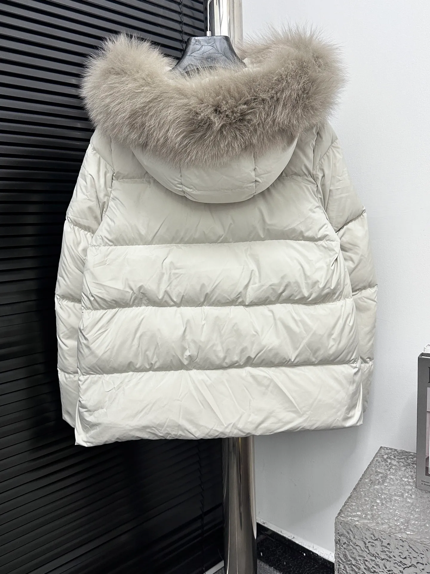 ￼ P1060 [moncler] Meng Mouth 25s autumn and winter new arrival classic doll version hooded fur collar down jacket. Original customized oversized raccoon fur collar. Memory silk fabric texture is awesome. Age-reducing girl style. A-line version casual and age-reducing and fashionable. National standard imported 90 velvet filling. Light, warm and comfortable. Original hardware accessories. Original mark and original mark. Fully furnished. Size: 1 2 3 4