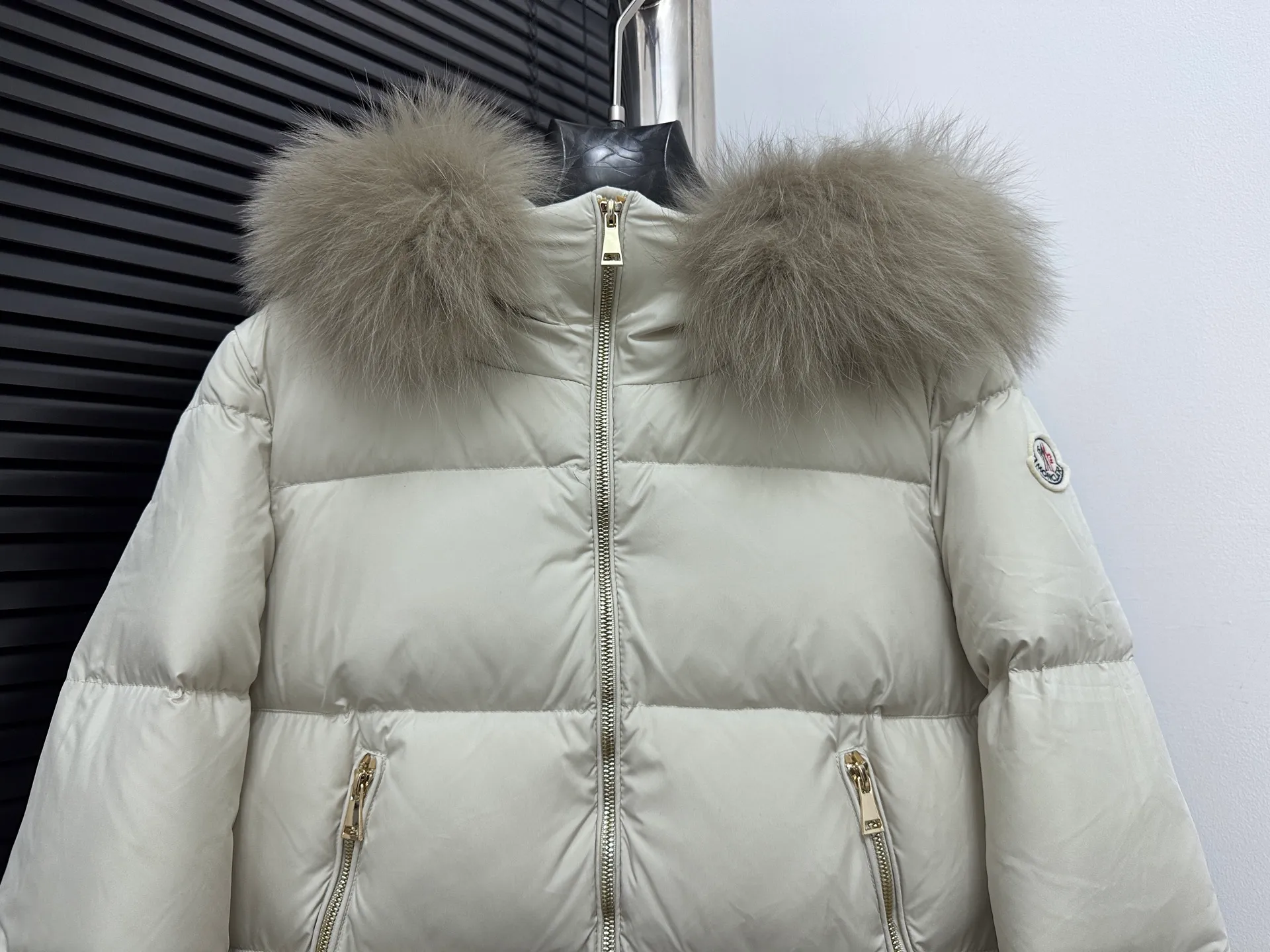 ￼ P1060 [moncler] Meng Mouth 25s autumn and winter new arrival classic doll version hooded fur collar down jacket. Original customized oversized raccoon fur collar. Memory silk fabric texture is awesome. Age-reducing girl style. A-line version casual and age-reducing and fashionable. National standard imported 90 velvet filling. Light, warm and comfortable. Original hardware accessories. Original mark and original mark. Fully furnished. Size: 1 2 3 4