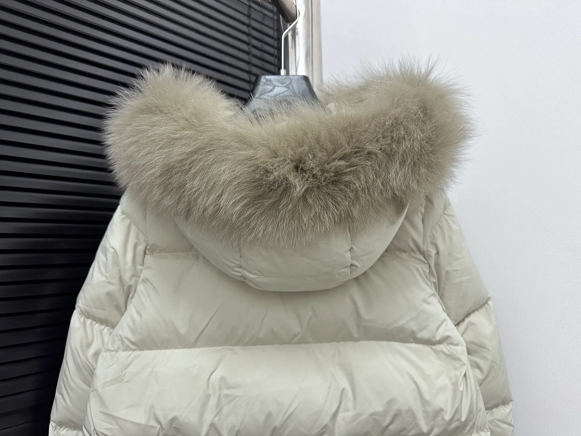 ￼ P1060 [moncler] Meng Mouth 25s autumn and winter new arrival classic doll version hooded fur collar down jacket. Original customized oversized raccoon fur collar. Memory silk fabric texture is awesome. Age-reducing girl style. A-line version casual and age-reducing and fashionable. National standard imported 90 velvet filling. Light, warm and comfortable. Original hardware accessories. Original mark and original mark. Fully furnished. Size: 1 2 3 4