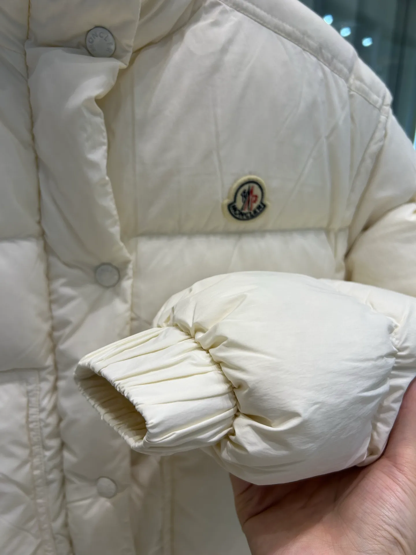P880 1234 size ✨✨✨ Moncler Selle 2-in-1 short down jacket for women, the sleeves of the Selle short down jacket are detachable and can be easily changed from a jacket to a vest, which is practical. Crafted from nylon in an oversized silhouette, it's cropped for a modern look. This insulated piece has an adjustable hem for a comfortable fit. Color: white khaki