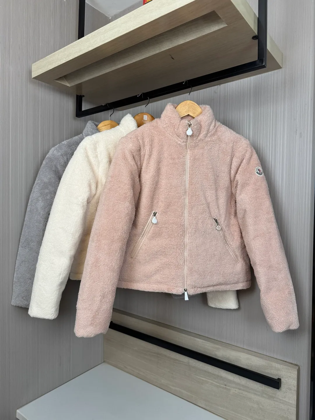 P820 ​​Style number: 2522 Moncler This model: Polignac en teddy splicing design, filled with goose down ~ Super soft texture, delicate material for skin care ~ 2025 new color pink, gray, off-white