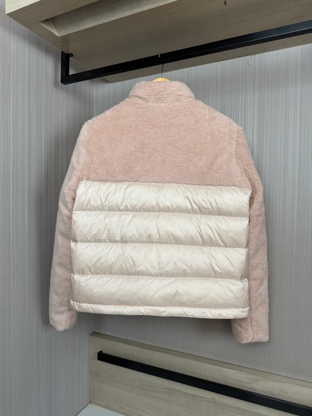 P820 ​​Style number: 2522 Moncler This model: Polignac en teddy splicing design, filled with goose down ~ Super soft texture, delicate material for skin care ~ 2025 new color pink, gray, off-white