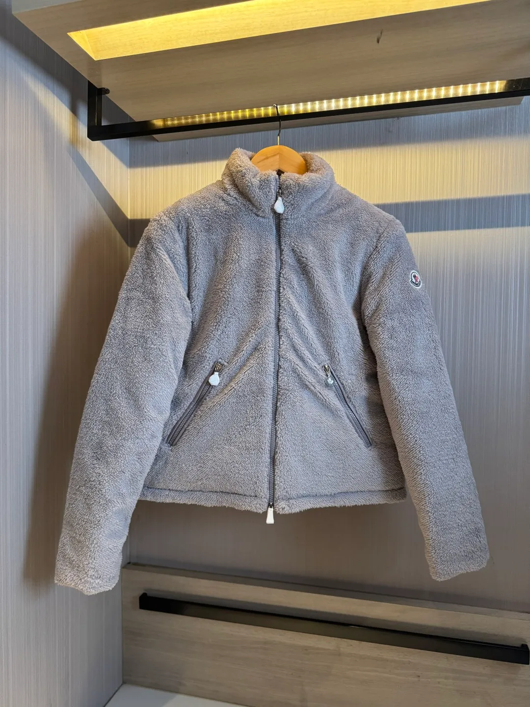 P820 ​​Style number: 2522 Moncler This model: Polignac en teddy splicing design, filled with goose down ~ Super soft texture, delicate material for skin care ~ 2025 new color pink, gray, off-white