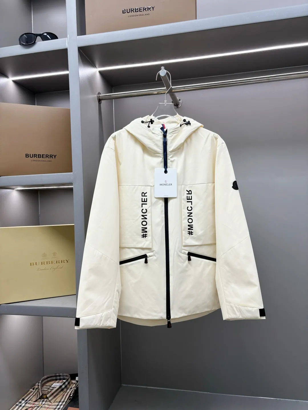 P680 Moncler New style thin cotton jacket with letters Original fabric Original accessories Official same style Made of imported polyester fabric, custom-made fabric dyed in the same vat. Very comfortable and smooth to the touch Very wide and stylish. Will not deform after long-term wear. Produced by a first-line brand OEM factory. Imported lamination machine. Letters are full and textured. The latest style for autumn and winter. Fashionable and individual. Super versatile and good-looking. Very suitable for men and women. A must-have for everyone. Color: black beige Size: M-3XL