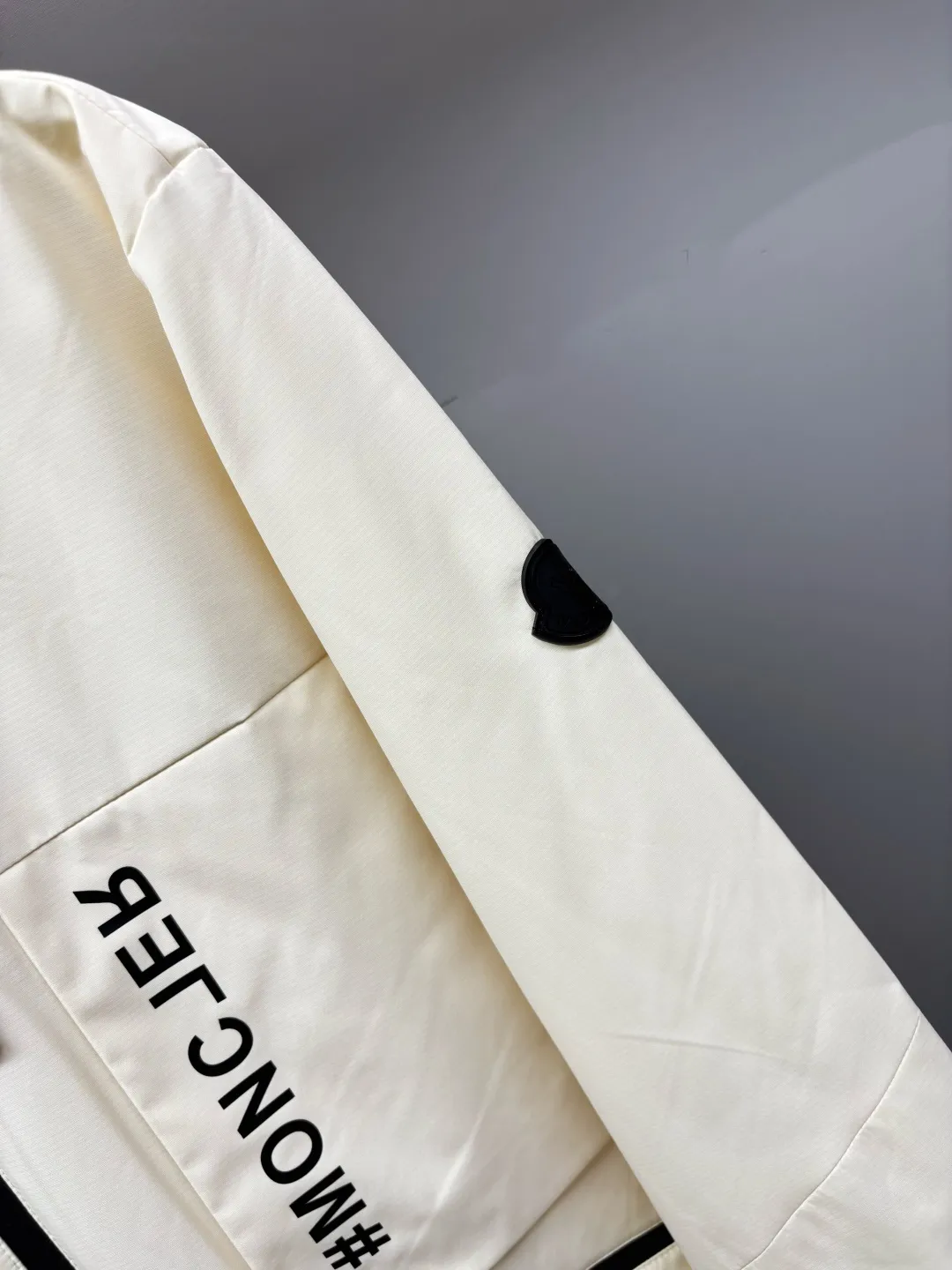 P680 Moncler New style thin cotton jacket with letters Original fabric Original accessories Official same style Made of imported polyester fabric, custom-made fabric dyed in the same vat. Very comfortable and smooth to the touch Very wide and stylish. Will not deform after long-term wear. Produced by a first-line brand OEM factory. Imported lamination machine. Letters are full and textured. The latest style for autumn and winter. Fashionable and individual. Super versatile and good-looking. Very suitable for men and women. A must-have for everyone. Color: black beige Size: M-3XL