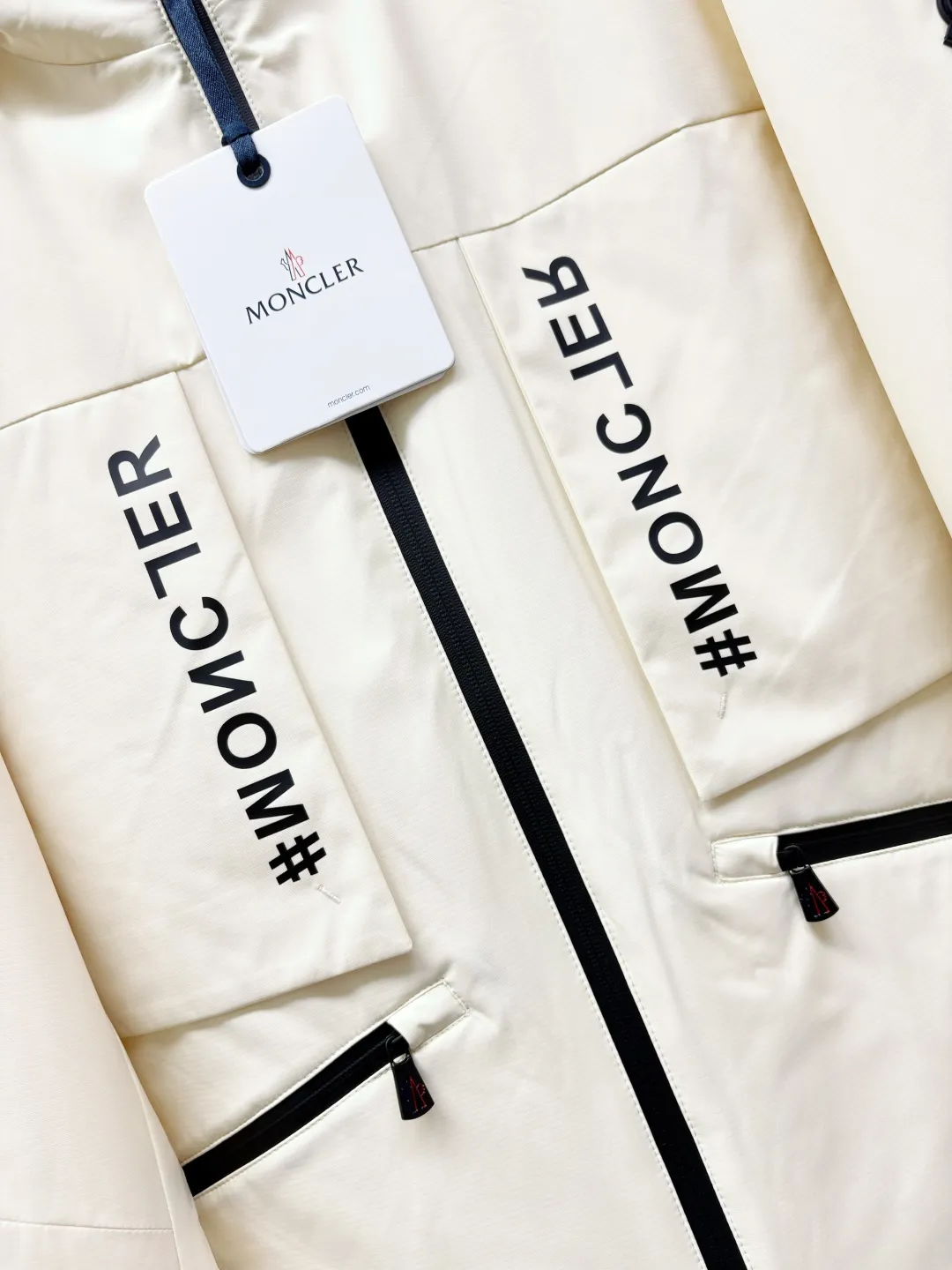 P680 Moncler New style thin cotton jacket with letters Original fabric Original accessories Official same style Made of imported polyester fabric, custom-made fabric dyed in the same vat. Very comfortable and smooth to the touch Very wide and stylish. Will not deform after long-term wear. Produced by a first-line brand OEM factory. Imported lamination machine. Letters are full and textured. The latest style for autumn and winter. Fashionable and individual. Super versatile and good-looking. Very suitable for men and women. A must-have for everyone. Color: black beige Size: M-3XL