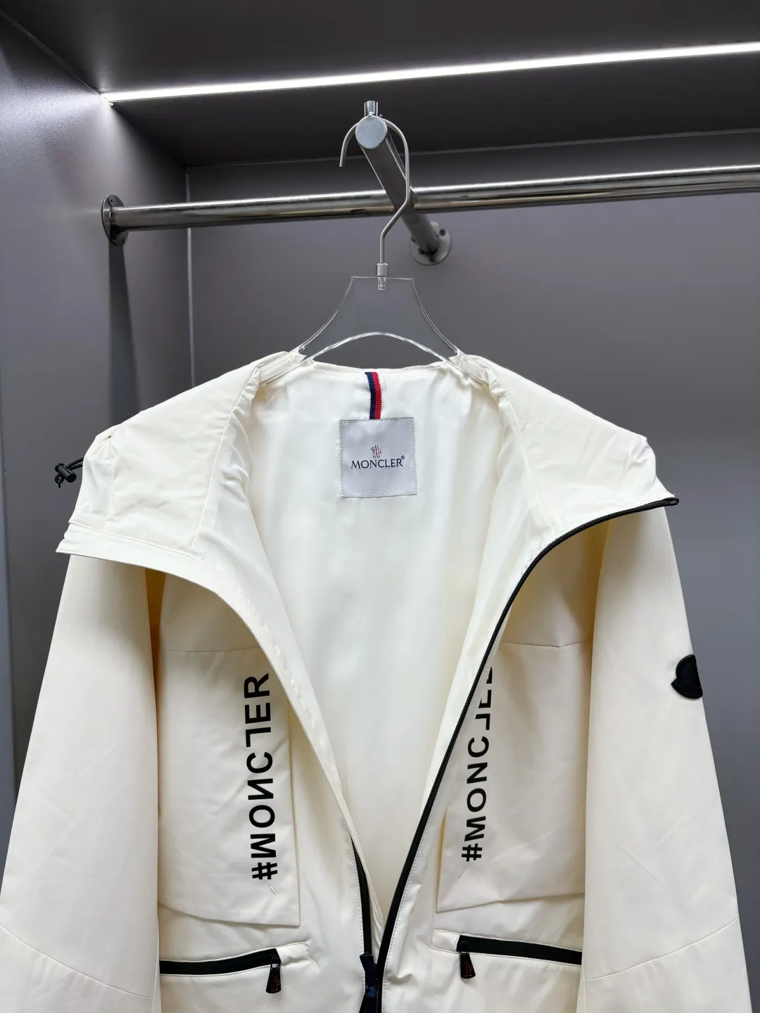 P680 Moncler New style thin cotton jacket with letters Original fabric Original accessories Official same style Made of imported polyester fabric, custom-made fabric dyed in the same vat. Very comfortable and smooth to the touch Very wide and stylish. Will not deform after long-term wear. Produced by a first-line brand OEM factory. Imported lamination machine. Letters are full and textured. The latest style for autumn and winter. Fashionable and individual. Super versatile and good-looking. Very suitable for men and women. A must-have for everyone. Color: black beige Size: M-3XL