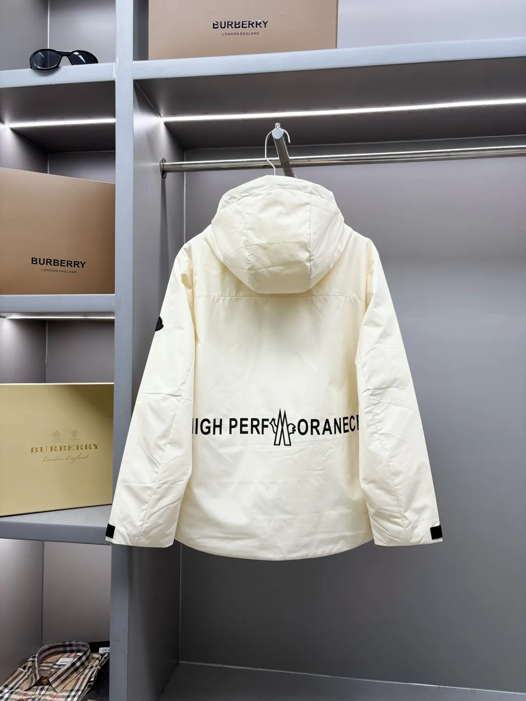 P680 Moncler New style thin cotton jacket with letters Original fabric Original accessories Official same style Made of imported polyester fabric, custom-made fabric dyed in the same vat. Very comfortable and smooth to the touch Very wide and stylish. Will not deform after long-term wear. Produced by a first-line brand OEM factory. Imported lamination machine. Letters are full and textured. The latest style for autumn and winter. Fashionable and individual. Super versatile and good-looking. Very suitable for men and women. A must-have for everyone. Color: black beige Size: M-3XL