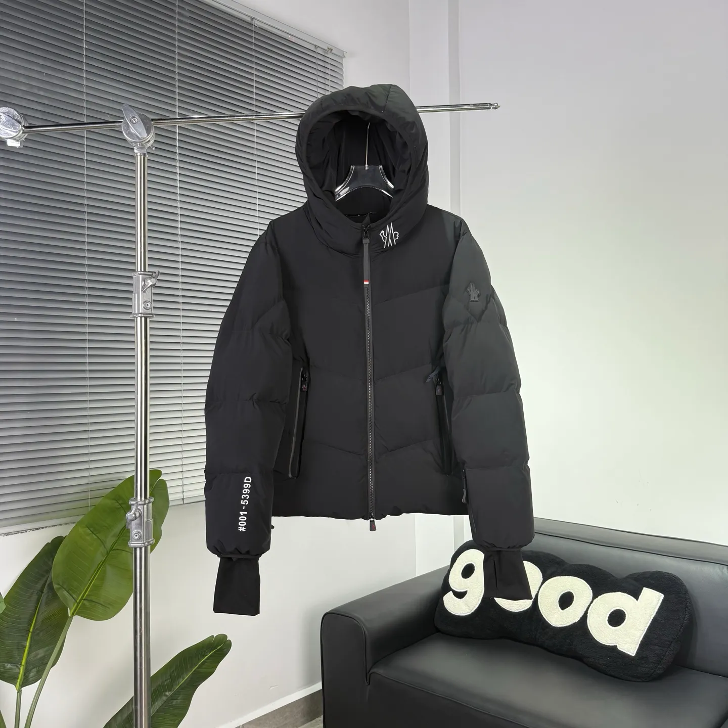 P1080 𝑴𝒐𝒏𝒄𝒍𝒆𝒓 / Grenoble Arcesaz Short Hooded Zipper Drop Shoulder Long Sleeve Down Jacket / Unisex Size: 1 2 3 4 5 Product Color: Black Light Brown