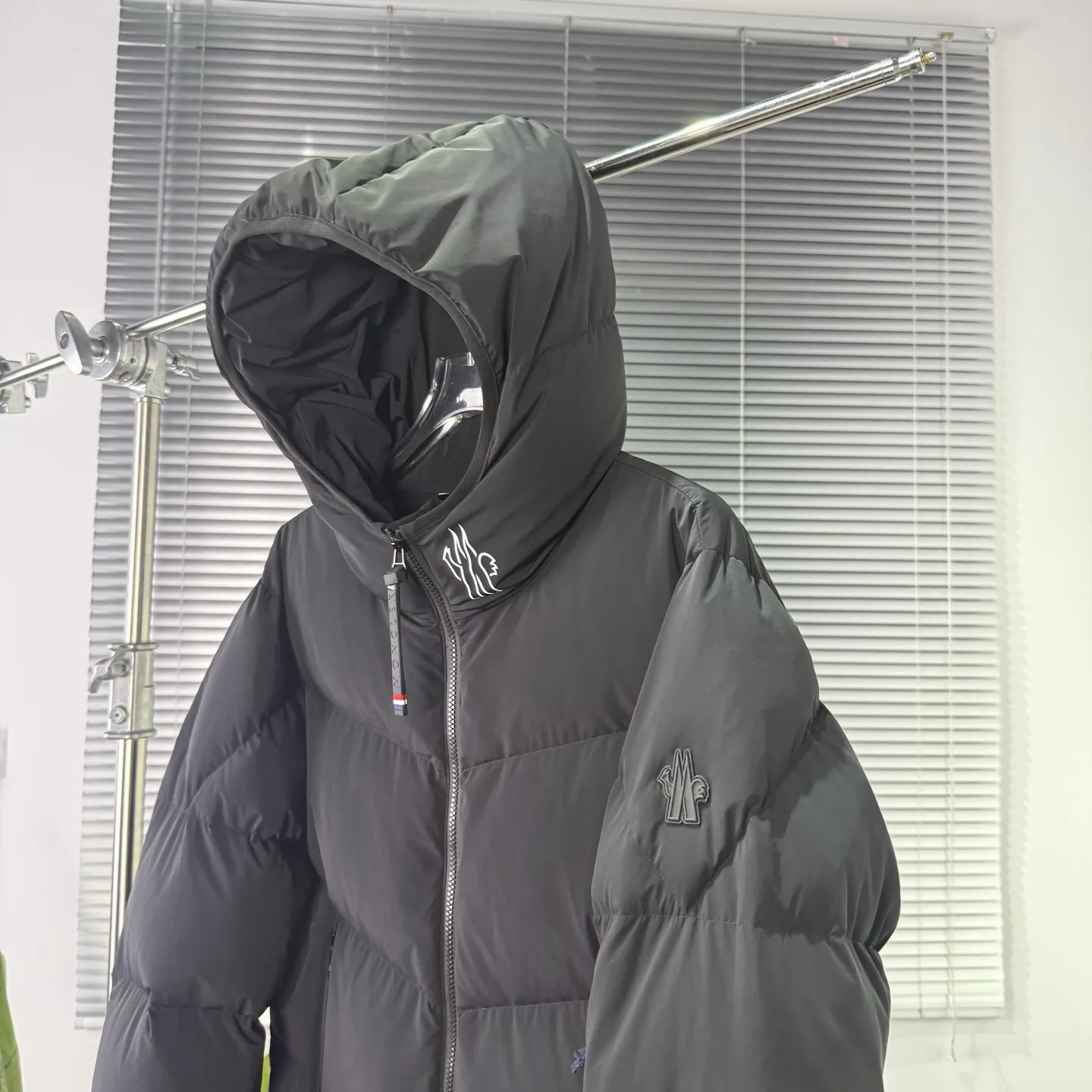 P1080 𝑴𝒐𝒏𝒄𝒍𝒆𝒓 / Grenoble Arcesaz Short Hooded Zipper Drop Shoulder Long Sleeve Down Jacket / Unisex Size: 1 2 3 4 5 Product Color: Black Light Brown