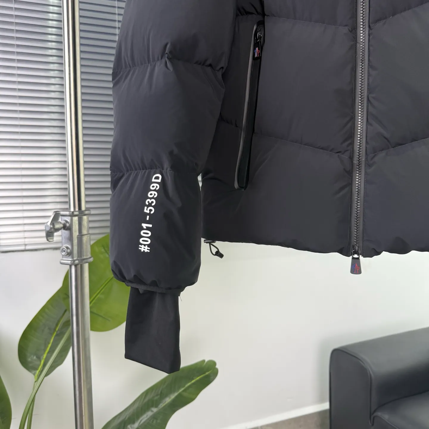 P1080 𝑴𝒐𝒏𝒄𝒍𝒆𝒓 / Grenoble Arcesaz Short Hooded Zipper Drop Shoulder Long Sleeve Down Jacket / Unisex Size: 1 2 3 4 5 Product Color: Black Light Brown