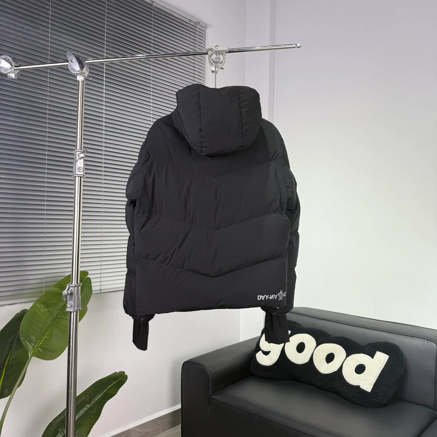 P1080 𝑴𝒐𝒏𝒄𝒍𝒆𝒓 / Grenoble Arcesaz Short Hooded Zipper Drop Shoulder Long Sleeve Down Jacket / Unisex Size: 1 2 3 4 5 Product Color: Black Light Brown