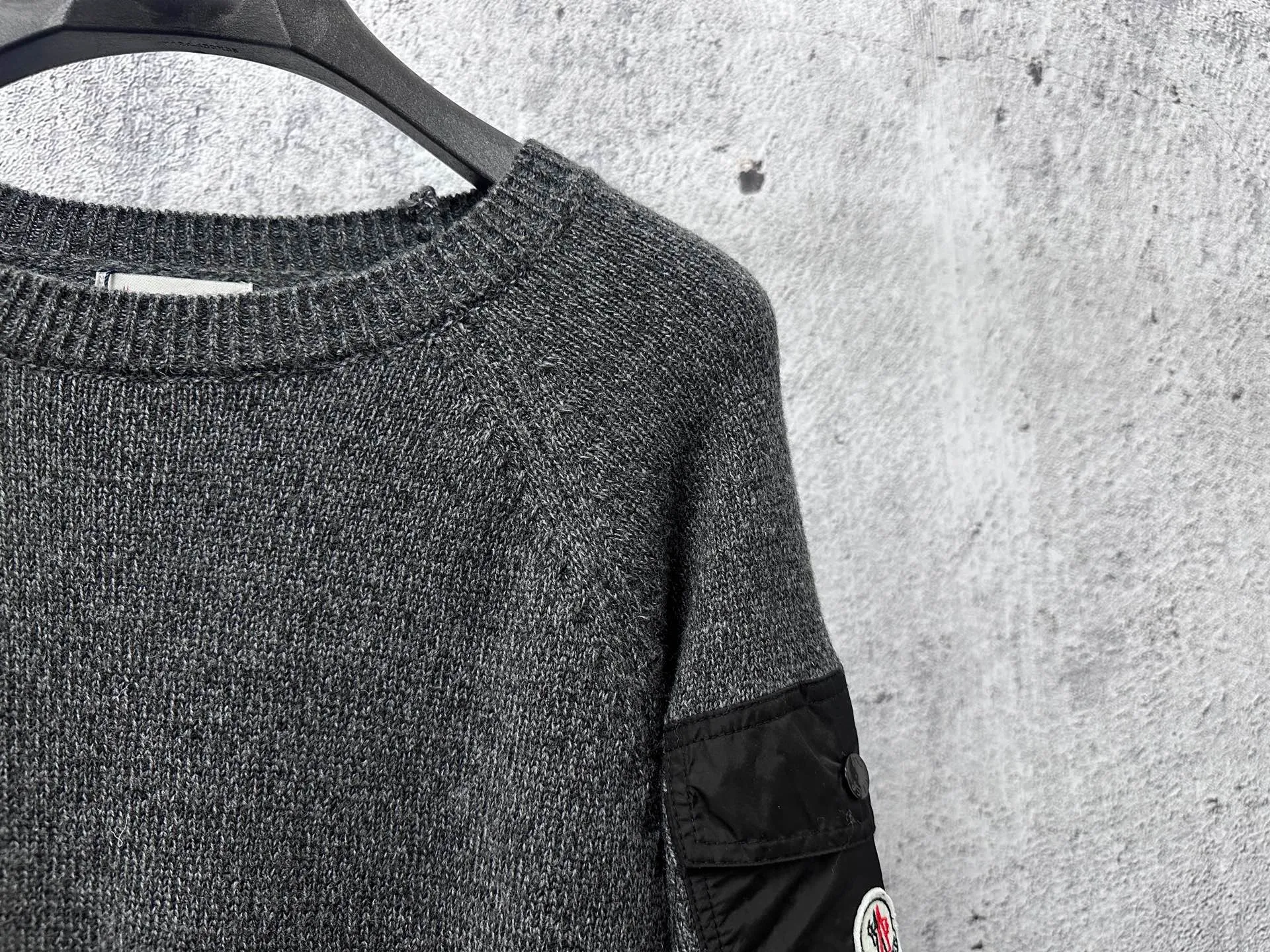 P400 [MONCLER] Mouthless 25FW new sleeve pocket sweater - The fabric is made of wool blended fabric, mainly 90% wool, combined with 10% cashmere. The main body of wool ensures the warmth and comfort of the clothing. The addition of a small amount of nylon and spandex significantly improves the elasticity and wear resistance. -The ribbed decorative parts are made of 100% wool, which further enhances the overall texture. Through the high needle count and fine gauge loom, combined with the orderly direction of the internal yarn, the floating yarn is cleverly woven and stored, with almost no unnecessary thread mess. The nylon pockets on the sleeves are embellished with brand logos, xh is low-key and luxurious. Size: S-XL