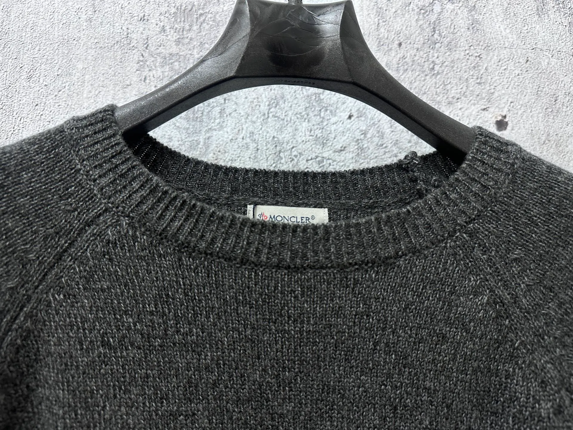 P400 [MONCLER] Mouthless 25FW new sleeve pocket sweater - The fabric is made of wool blended fabric, mainly 90% wool, combined with 10% cashmere. The main body of wool ensures the warmth and comfort of the clothing. The addition of a small amount of nylon and spandex significantly improves the elasticity and wear resistance. -The ribbed decorative parts are made of 100% wool, which further enhances the overall texture. Through the high needle count and fine gauge loom, combined with the orderly direction of the internal yarn, the floating yarn is cleverly woven and stored, with almost no unnecessary thread mess. The nylon pockets on the sleeves are embellished with brand logos, xh is low-key and luxurious. Size: S-XL