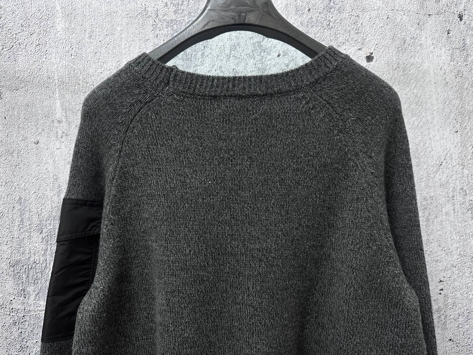 P400 [MONCLER] Mouthless 25FW new sleeve pocket sweater - The fabric is made of wool blended fabric, mainly 90% wool, combined with 10% cashmere. The main body of wool ensures the warmth and comfort of the clothing. The addition of a small amount of nylon and spandex significantly improves the elasticity and wear resistance. -The ribbed decorative parts are made of 100% wool, which further enhances the overall texture. Through the high needle count and fine gauge loom, combined with the orderly direction of the internal yarn, the floating yarn is cleverly woven and stored, with almost no unnecessary thread mess. The nylon pockets on the sleeves are embellished with brand logos, xh is low-key and luxurious. Size: S-XL
