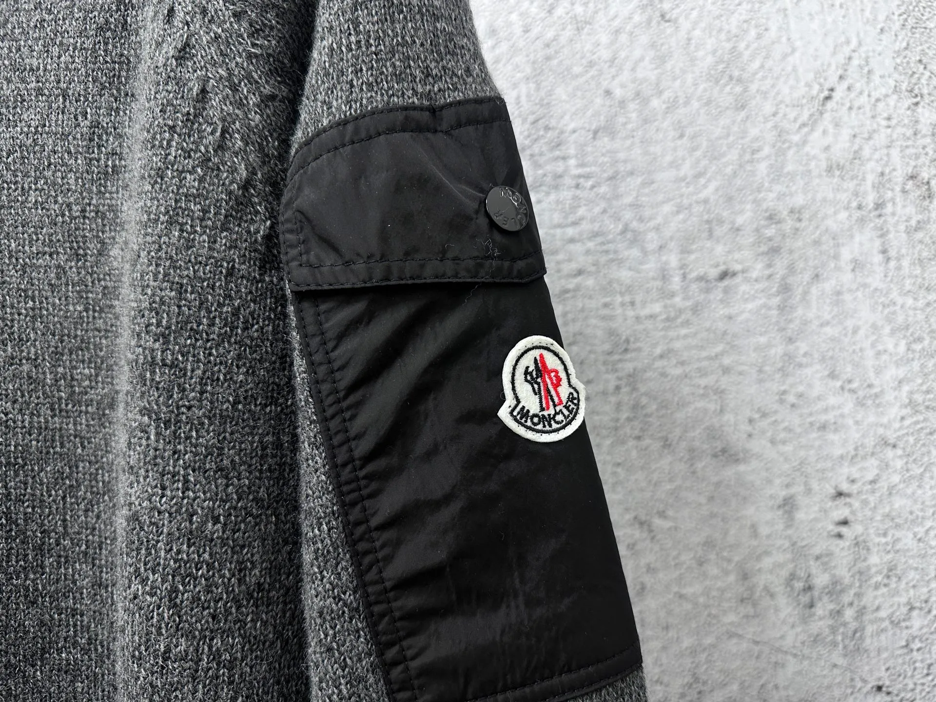 P400 [MONCLER] Mouthless 25FW new sleeve pocket sweater - The fabric is made of wool blended fabric, mainly 90% wool, combined with 10% cashmere. The main body of wool ensures the warmth and comfort of the clothing. The addition of a small amount of nylon and spandex significantly improves the elasticity and wear resistance. -The ribbed decorative parts are made of 100% wool, which further enhances the overall texture. Through the high needle count and fine gauge loom, combined with the orderly direction of the internal yarn, the floating yarn is cleverly woven and stored, with almost no unnecessary thread mess. The nylon pockets on the sleeves are embellished with brand logos, xh is low-key and luxurious. Size: S-XL