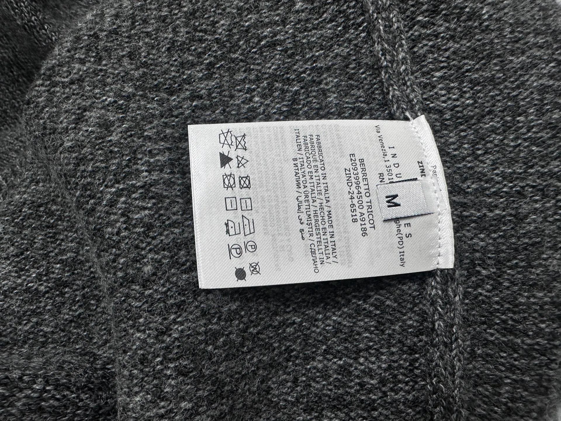 P400 [MONCLER] Mouthless 25FW new sleeve pocket sweater - The fabric is made of wool blended fabric, mainly 90% wool, combined with 10% cashmere. The main body of wool ensures the warmth and comfort of the clothing. The addition of a small amount of nylon and spandex significantly improves the elasticity and wear resistance. -The ribbed decorative parts are made of 100% wool, which further enhances the overall texture. Through the high needle count and fine gauge loom, combined with the orderly direction of the internal yarn, the floating yarn is cleverly woven and stored, with almost no unnecessary thread mess. The nylon pockets on the sleeves are embellished with brand logos, xh is low-key and luxurious. Size: S-XL
