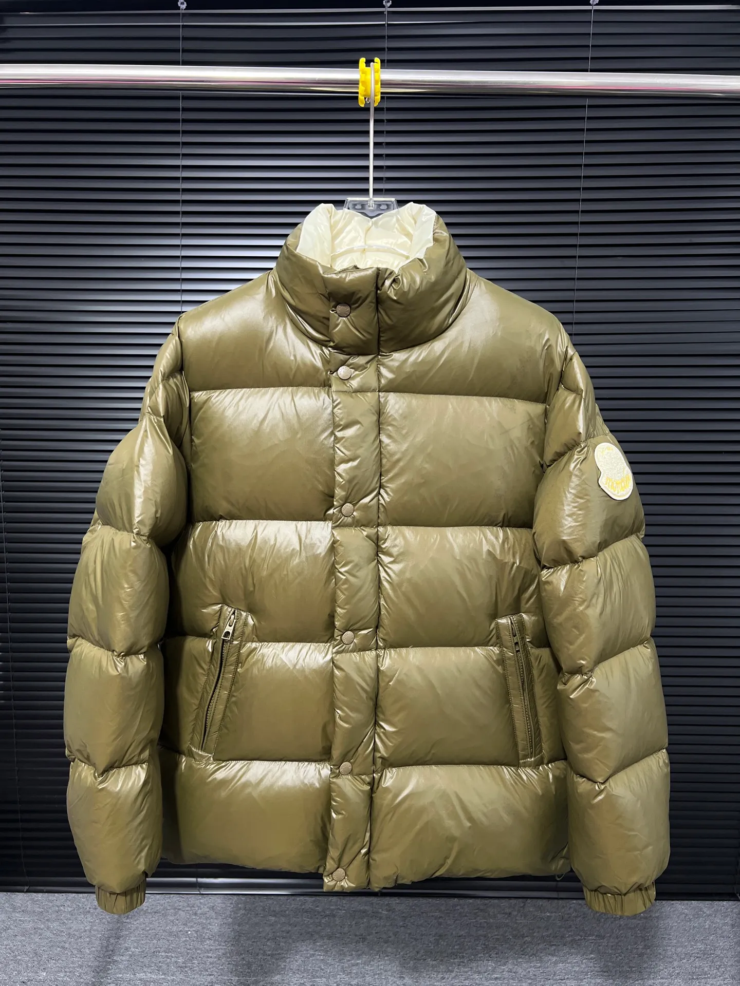 P860 Large Standard 1952 Unisex Moncler New Product Triti Unisex Down Jacket. The Triti down jacket is made of functional shiny nylon fabric, which is comfortable and warm without being heavy. Chenille logo patch highlights the essence of the brand. Style number: Dabiao 1952 Size: 12345 Color: black·white