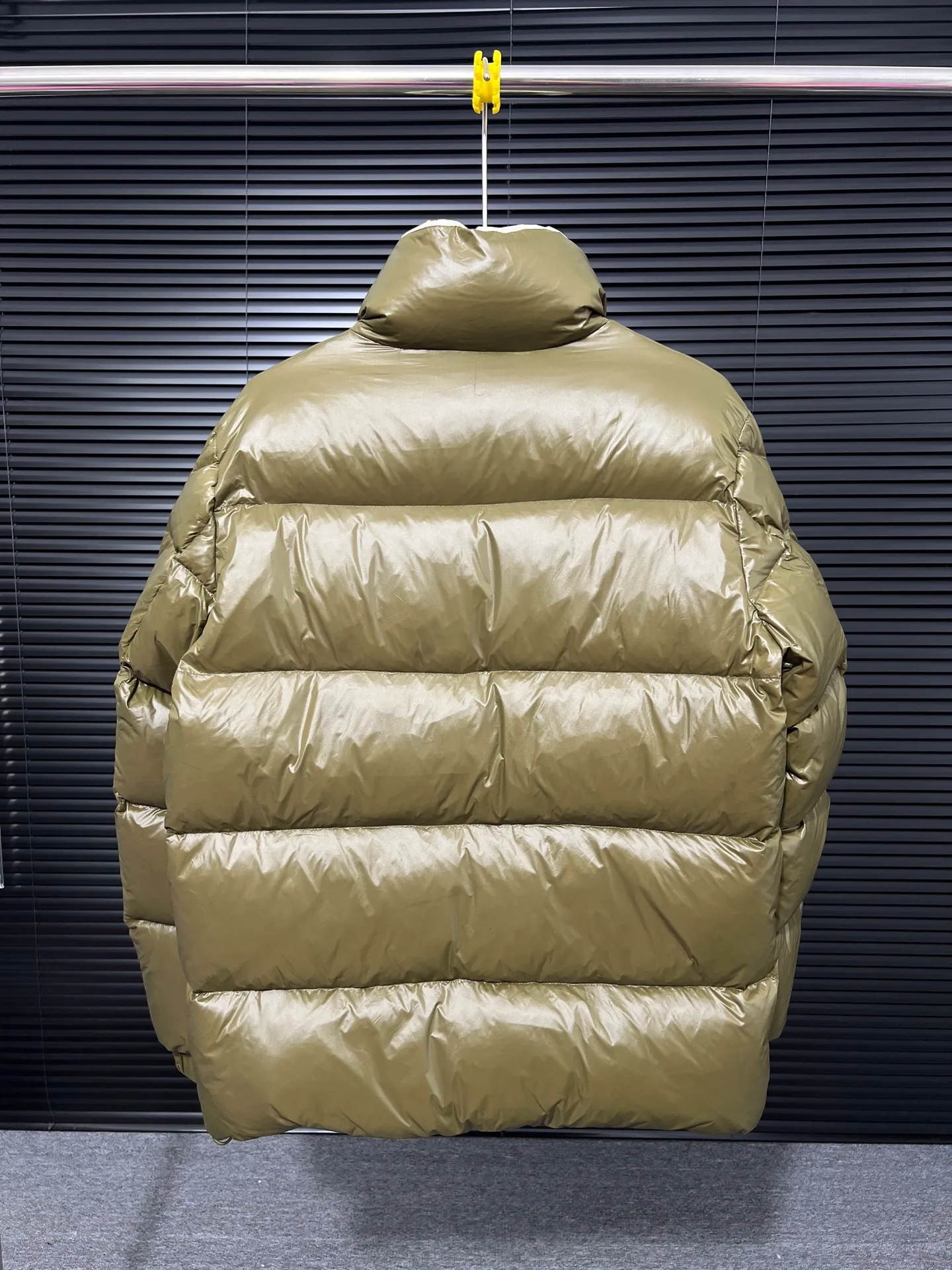 P860 Large Standard 1952 Unisex Moncler New Product Triti Unisex Down Jacket. The Triti down jacket is made of functional shiny nylon fabric, which is comfortable and warm without being heavy. Chenille logo patch highlights the essence of the brand. Style number: Dabiao 1952 Size: 12345 Color: black·white