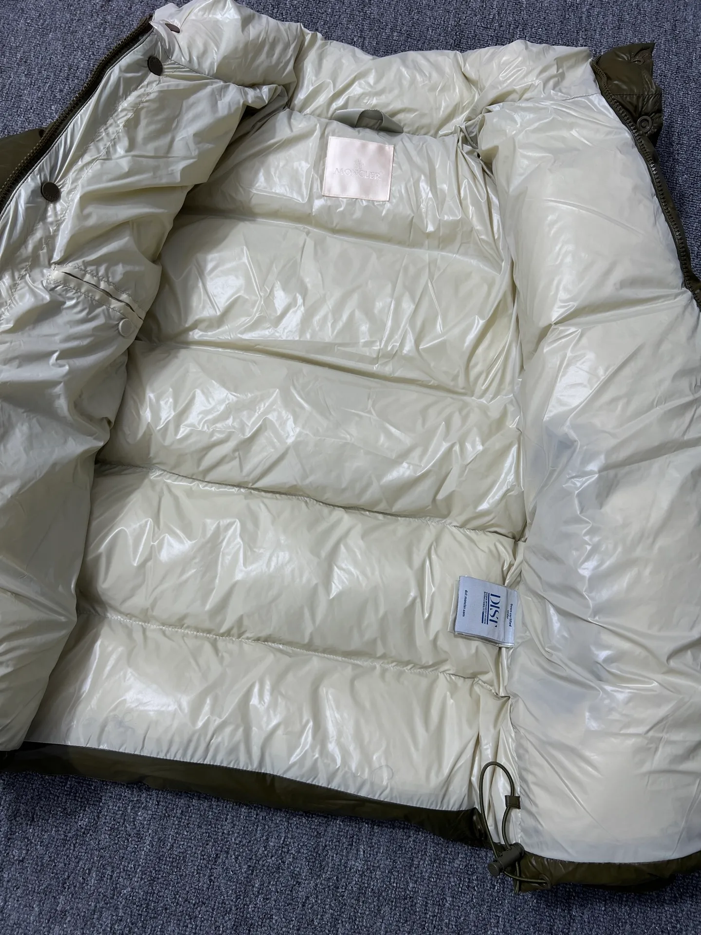 P860 Large Standard 1952 Unisex Moncler New Product Triti Unisex Down Jacket. The Triti down jacket is made of functional shiny nylon fabric, which is comfortable and warm without being heavy. Chenille logo patch highlights the essence of the brand. Style number: Dabiao 1952 Size: 12345 Color: black·white