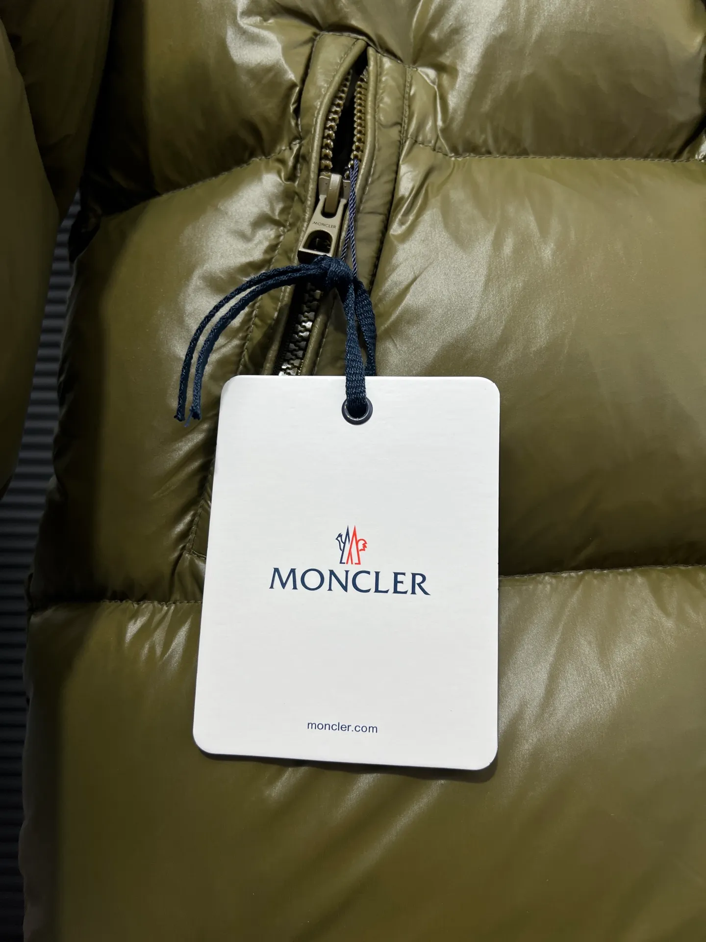 P860 Large Standard 1952 Unisex Moncler New Product Triti Unisex Down Jacket. The Triti down jacket is made of functional shiny nylon fabric, which is comfortable and warm without being heavy. Chenille logo patch highlights the essence of the brand. Style number: Dabiao 1952 Size: 12345 Color: black·white