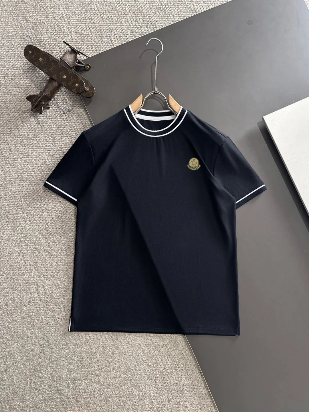 P300 high version Moncler/muzzle 25ss spring and summer new high-definition T-shirt. Made with machines imported from Italy. It is truly the most luxurious and high-quality. It is a style that you can wear with your eyes closed. Combed heavy fabrics. High-strength and heavy-weight fabrics feel full of weight when weighed. The upper body is also more textured than ordinary T-shirts and is not easy to deform. This texture can cope with the weather. It absorbs sweat and is breathable, suitable for both hot and cold! Perfectly produced with reference to the original stitch and stitch! The loose fit design is super noble. Custom-woven signature ribbed collar, cuffs, and hem. Really rare and rare goods Size: M-XXXL