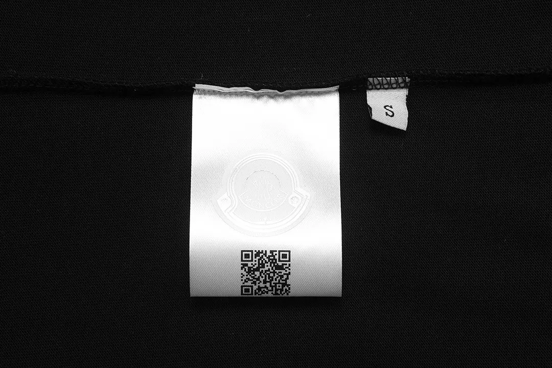 P150 Moncler 2026 early spring new model, official website synchronization, three-dimensional heavy-duty embroidery letter logo, customized small armband, same style for men and women, short-sleeved T-shirt, ·Customized 300g weight 100% double yarn pure cotton fabric, ·Design dyed 32 double-strand threads, ·Collar label, hangtag, main mark and three labels complete. Color: black, size: XS S M L
