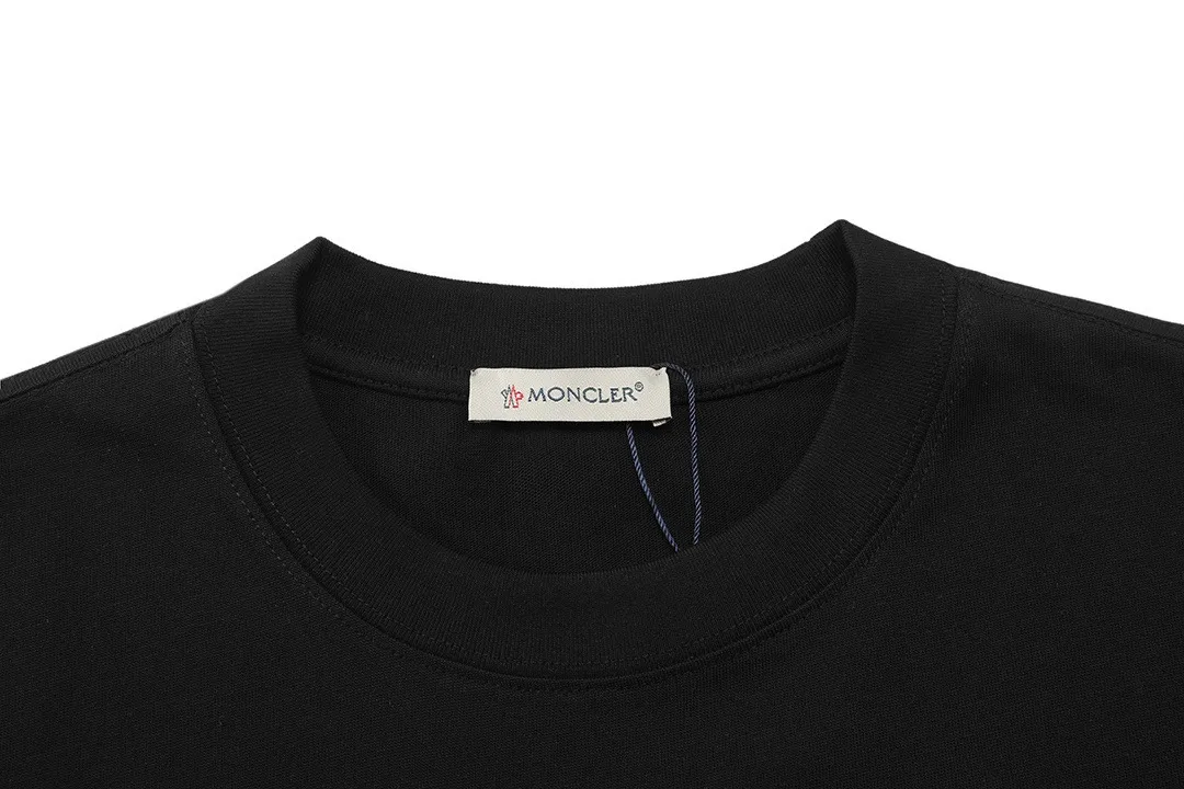 P150 Moncler 2026 early spring new model, official website synchronization, three-dimensional heavy-duty embroidery letter logo, customized small armband, same style for men and women, short-sleeved T-shirt, ·Customized 300g weight 100% double yarn pure cotton fabric, ·Design dyed 32 double-strand threads, ·Collar label, hangtag, main mark and three labels complete. Color: black, size: XS S M L