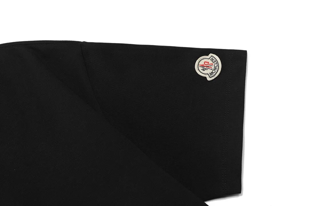 P150 Moncler 2026 early spring new model, official website synchronization, three-dimensional heavy-duty embroidery letter logo, customized small armband, same style for men and women, short-sleeved T-shirt, ·Customized 300g weight 100% double yarn pure cotton fabric, ·Design dyed 32 double-strand threads, ·Collar label, hangtag, main mark and three labels complete. Color: black, size: XS S M L