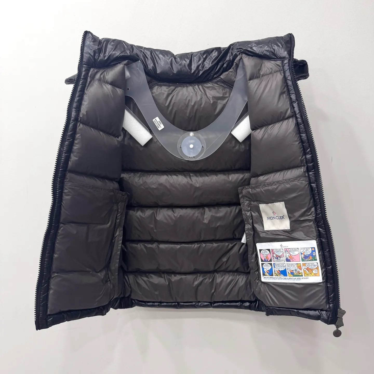 P580 Bormes Men's Hooded Down Vest] The Bormes men's vest is classic and timeless, with colors and details reminiscent of the Paninari trend of the 1980s.    The Bormes down vest is made from signature glossy nylon laqué fabric with classic checkered quilting for excellent warmth and protection. Two-way zipper closure design, with Moncler logo-shaped zipper puller.  • Made of nylon laqué • Nylon laqué lining • Filled with down • Detachable and adjustable hood • Collar with press buttons • Zipper closure • Zippered pockets • Fabric: 100% nylon; • Lining: 100% nylon; • Filling: Goose down • Down content: 90%; excluding upholstery; • Size: 12345 Maximum wash temperature 30°C - Gentle wash; Do not bleach; Do not tumble dry; Iron maximum temperature 110°C - without steam; Do not dry clean; Professional wet cleaning - gentle wash; Lay flat to dry in shade; Wash separately; Recommend washing and ironing inside out