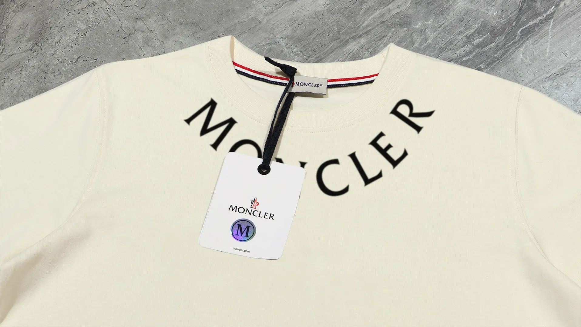 P210 High-version sweatshirt) [Long-term stock] 〖𝐌𝐎𝐍𝐂𝐋𝐄𝐑~Mask〗 Made of 440g heavy-weight fabric. It is different from the market currency. It can be matched with any variety and is properly handsome. 😎The whole dress is made of double waistcoats. The double waistcoats make the whole dress more three-dimensional. Not ordinary factories can do such fine work. 2025 Spring runway version of the T stage, on sale at the counter, round neck terry sweatshirt, high-end double-strand pure cotton, custom-made stretch ribs, dyed in the same vat, complete with three standards, matched with exquisite embroidered LOGO on the chest, simple and advanced, same style for men and women. Color: black, apricot, white, size: S M L XL 2XL