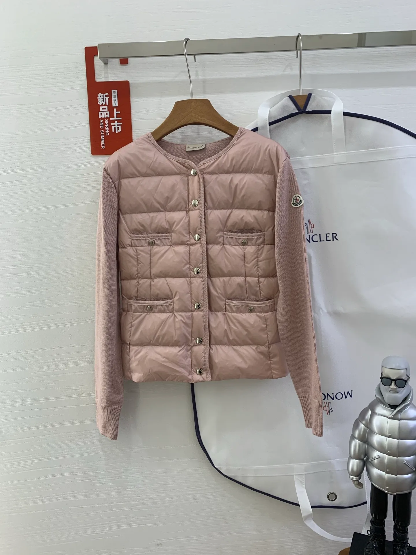 P680 French purchasing agent MONCLER 25-year-old 4-pocket thin spliced ​​knitted down jacket for women. This cardigan is equipped with a down-filled front and is suitable for wearing in all seasons throughout the year. Midweight knit style in merino wool. •Made from fine merino wool •longue saison lining •Longue saison front filled with down •Fully molded jersey •7 needles •Snap button closure •Pockets •Knit trim