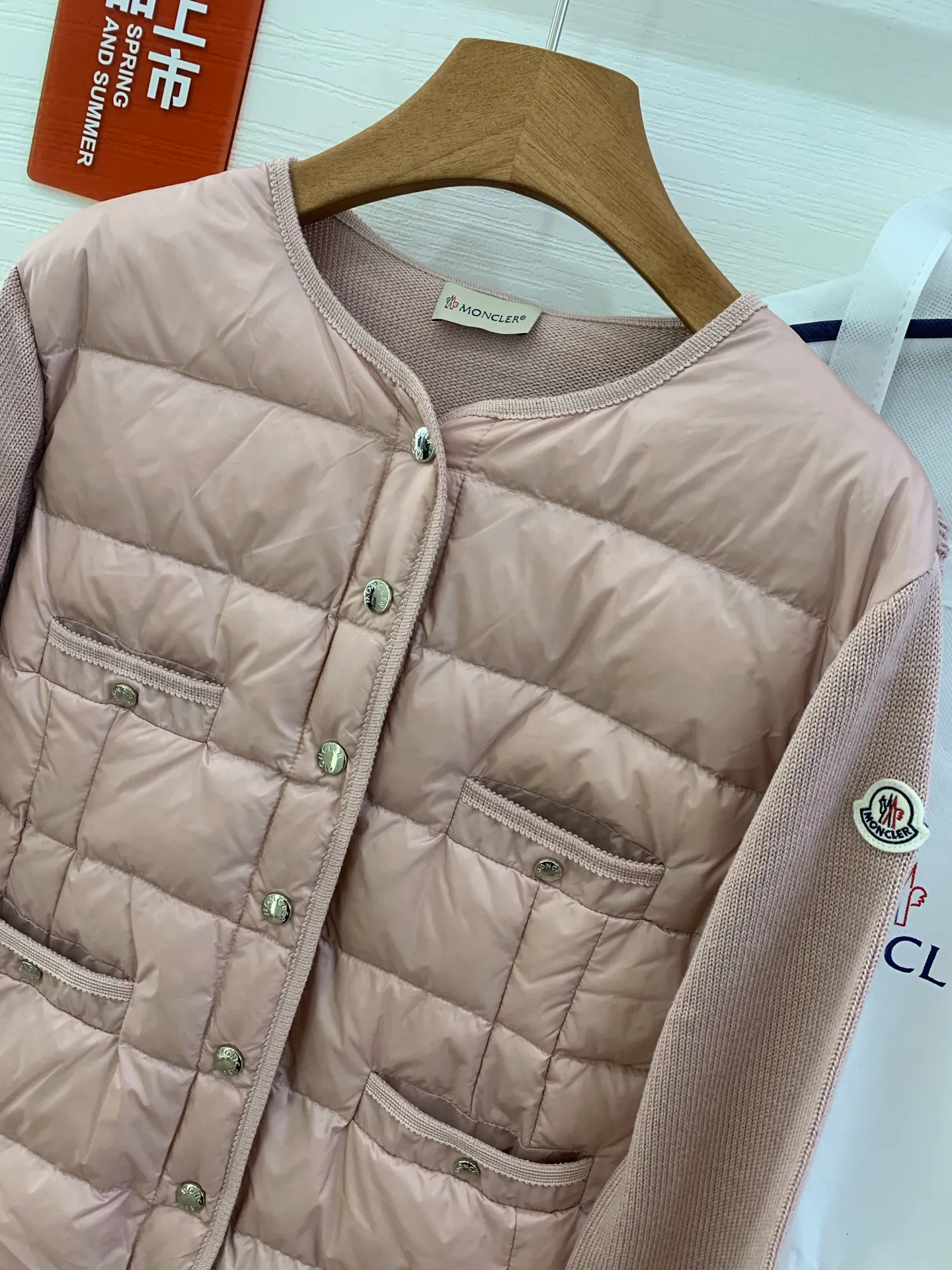 P680 French purchasing agent MONCLER 25-year-old 4-pocket thin spliced ​​knitted down jacket for women. This cardigan is equipped with a down-filled front and is suitable for wearing in all seasons throughout the year. Midweight knit style in merino wool. •Made from fine merino wool •longue saison lining •Longue saison front filled with down •Fully molded jersey •7 needles •Snap button closure •Pockets •Knit trim