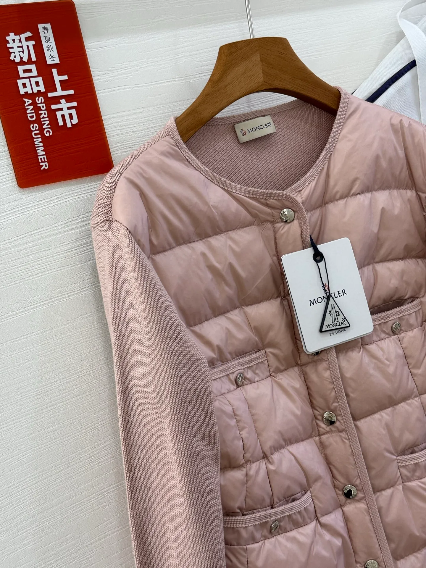 P680 French purchasing agent MONCLER 25-year-old 4-pocket thin spliced ​​knitted down jacket for women. This cardigan is equipped with a down-filled front and is suitable for wearing in all seasons throughout the year. Midweight knit style in merino wool. •Made from fine merino wool •longue saison lining •Longue saison front filled with down •Fully molded jersey •7 needles •Snap button closure •Pockets •Knit trim