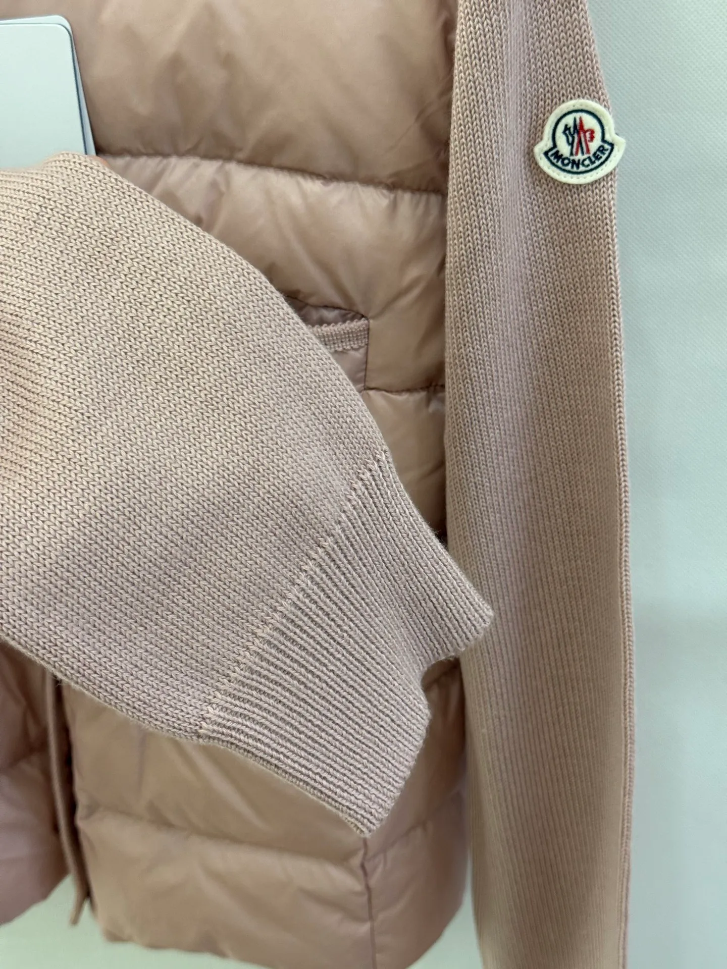 P680 French purchasing agent MONCLER 25-year-old 4-pocket thin spliced ​​knitted down jacket for women. This cardigan is equipped with a down-filled front and is suitable for wearing in all seasons throughout the year. Midweight knit style in merino wool. •Made from fine merino wool •longue saison lining •Longue saison front filled with down •Fully molded jersey •7 needles •Snap button closure •Pockets •Knit trim