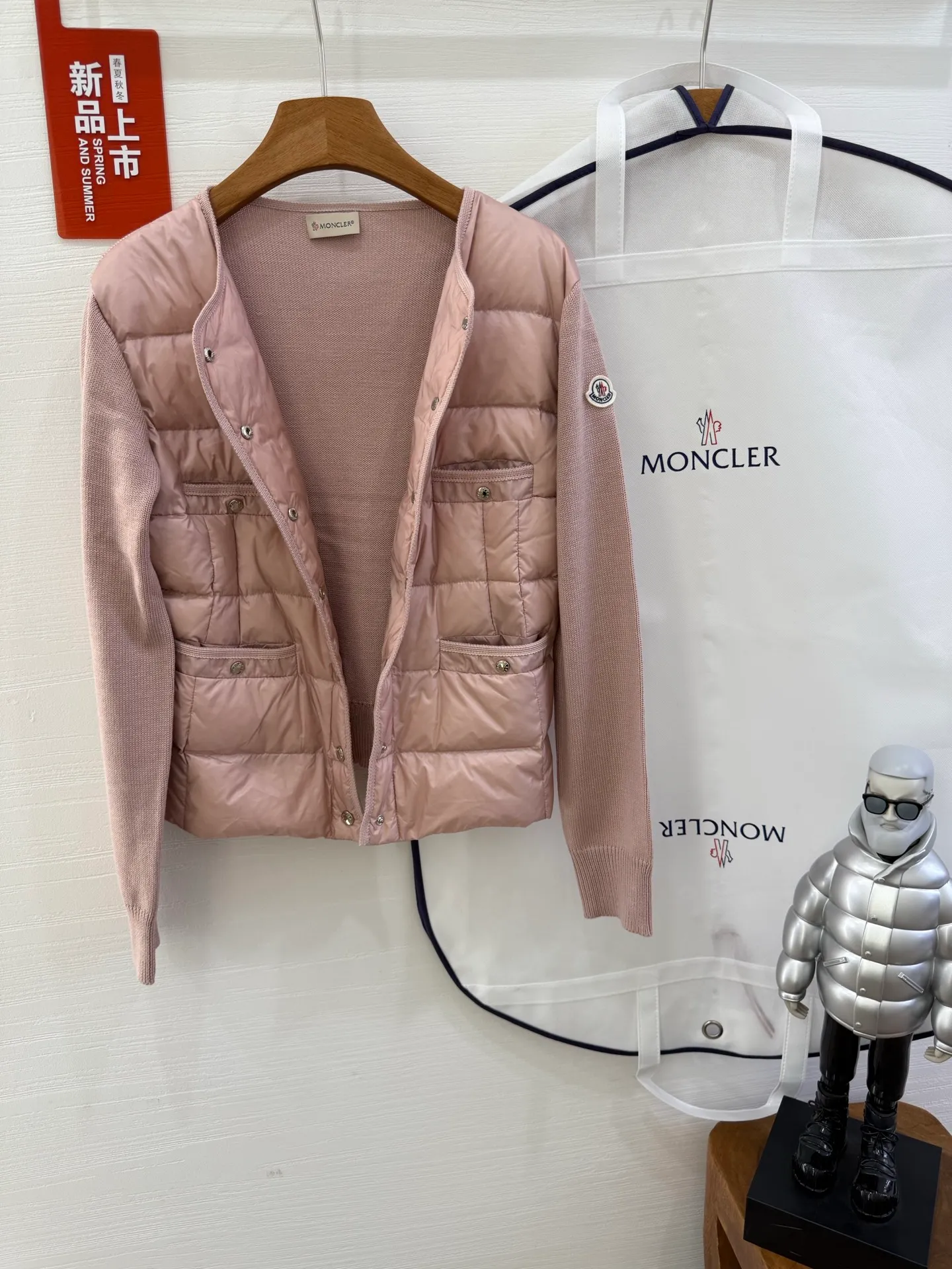 P680 French purchasing agent MONCLER 25-year-old 4-pocket thin spliced ​​knitted down jacket for women. This cardigan is equipped with a down-filled front and is suitable for wearing in all seasons throughout the year. Midweight knit style in merino wool. •Made from fine merino wool •longue saison lining •Longue saison front filled with down •Fully molded jersey •7 needles •Snap button closure •Pockets •Knit trim
