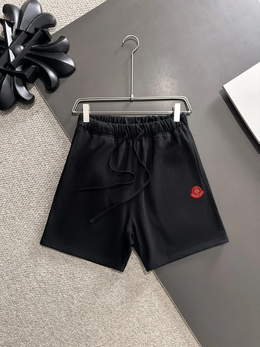 Next day shipment P300 High quality MONCLER/muzzle 2025 spring and summer new style high-definition elastic band casual solid color loose shorts, made with machines imported from Italy. The hem of the trousers is stitched with two needles. The stitching is fine and firm. The fabric is customized at the counter and has high breathability and comfort. The details are impeccable. The brand element design concept reflects high quality. It feels delicate and soft! It presents a casual cut and the upper body shape is great! Size: S-XXL