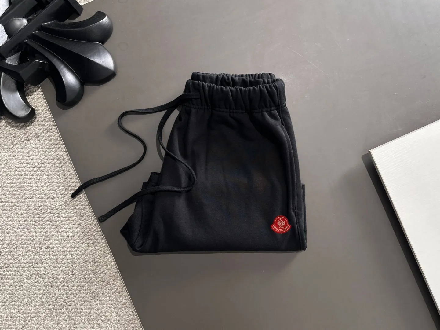 Next day shipment P300 High quality MONCLER/muzzle 2025 spring and summer new style high-definition elastic band casual solid color loose shorts, made with machines imported from Italy. The hem of the trousers is stitched with two needles. The stitching is fine and firm. The fabric is customized at the counter and has high breathability and comfort. The details are impeccable. The brand element design concept reflects high quality. It feels delicate and soft! It presents a casual cut and the upper body shape is great! Size: S-XXL