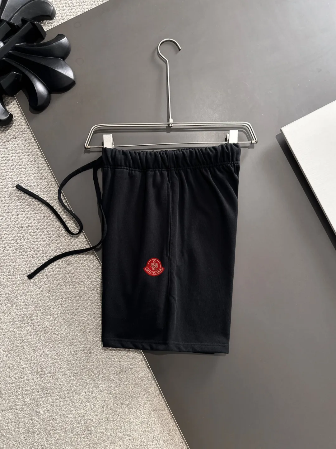Next day shipment P300 High quality MONCLER/muzzle 2025 spring and summer new style high-definition elastic band casual solid color loose shorts, made with machines imported from Italy. The hem of the trousers is stitched with two needles. The stitching is fine and firm. The fabric is customized at the counter and has high breathability and comfort. The details are impeccable. The brand element design concept reflects high quality. It feels delicate and soft! It presents a casual cut and the upper body shape is great! Size: S-XXL