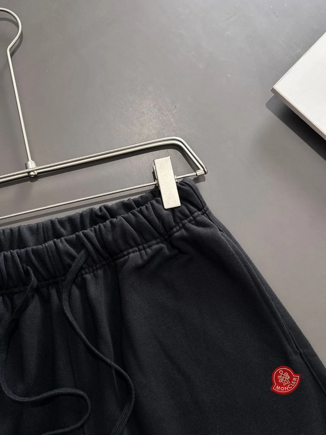 Next day shipment P300 High quality MONCLER/muzzle 2025 spring and summer new style high-definition elastic band casual solid color loose shorts, made with machines imported from Italy. The hem of the trousers is stitched with two needles. The stitching is fine and firm. The fabric is customized at the counter and has high breathability and comfort. The details are impeccable. The brand element design concept reflects high quality. It feels delicate and soft! It presents a casual cut and the upper body shape is great! Size: S-XXL